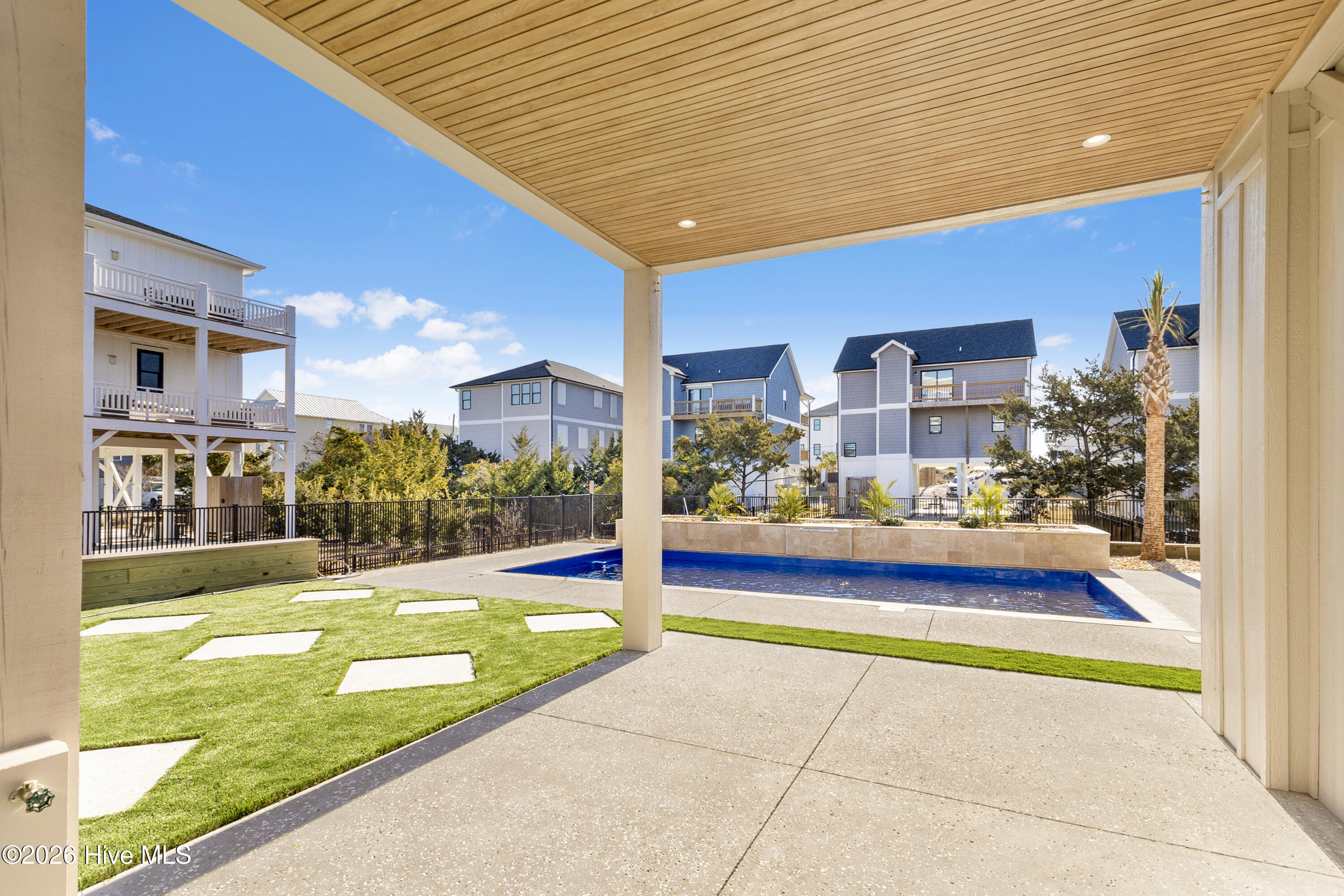 100551953 | Photo 14