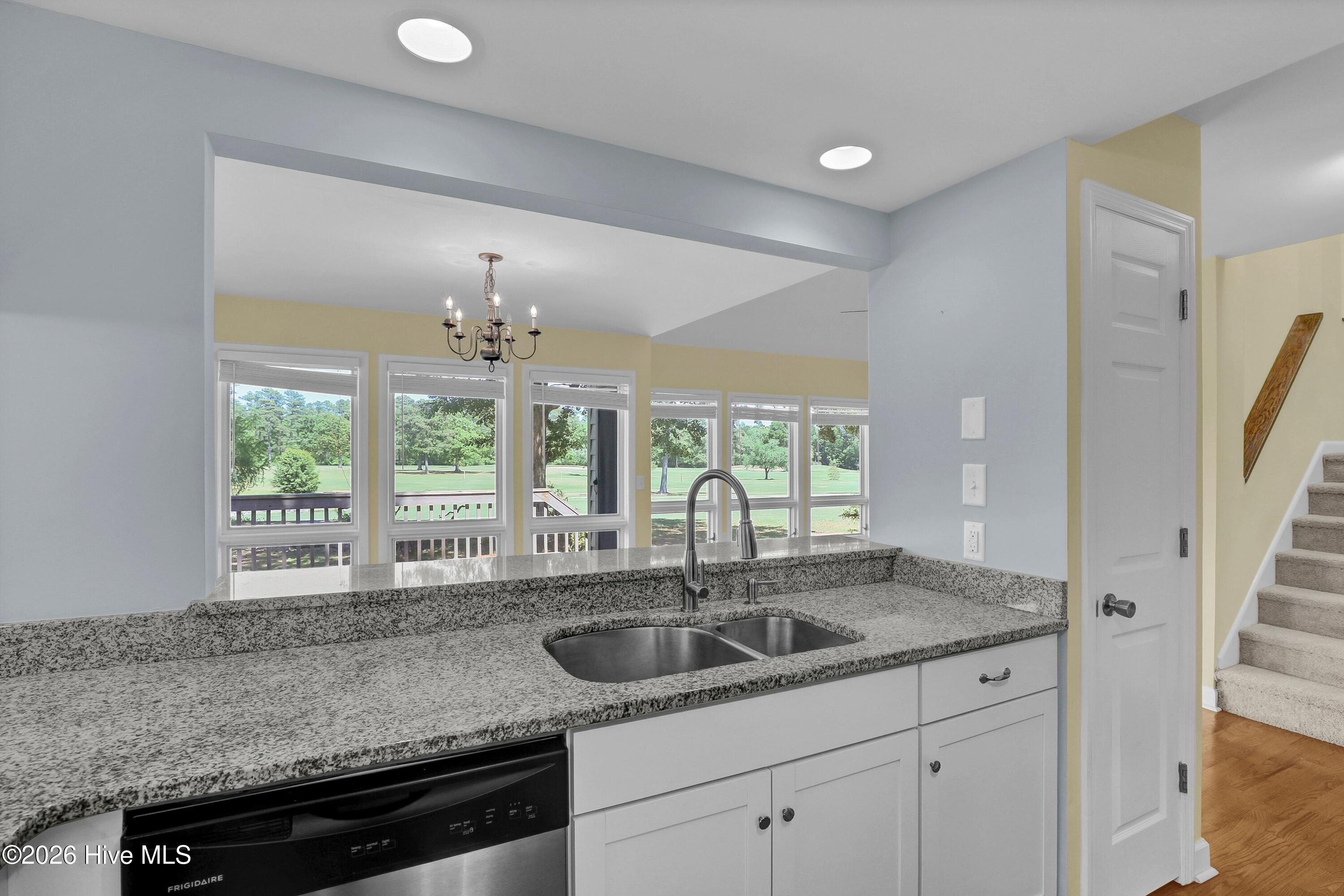 100570690 | Photo 12