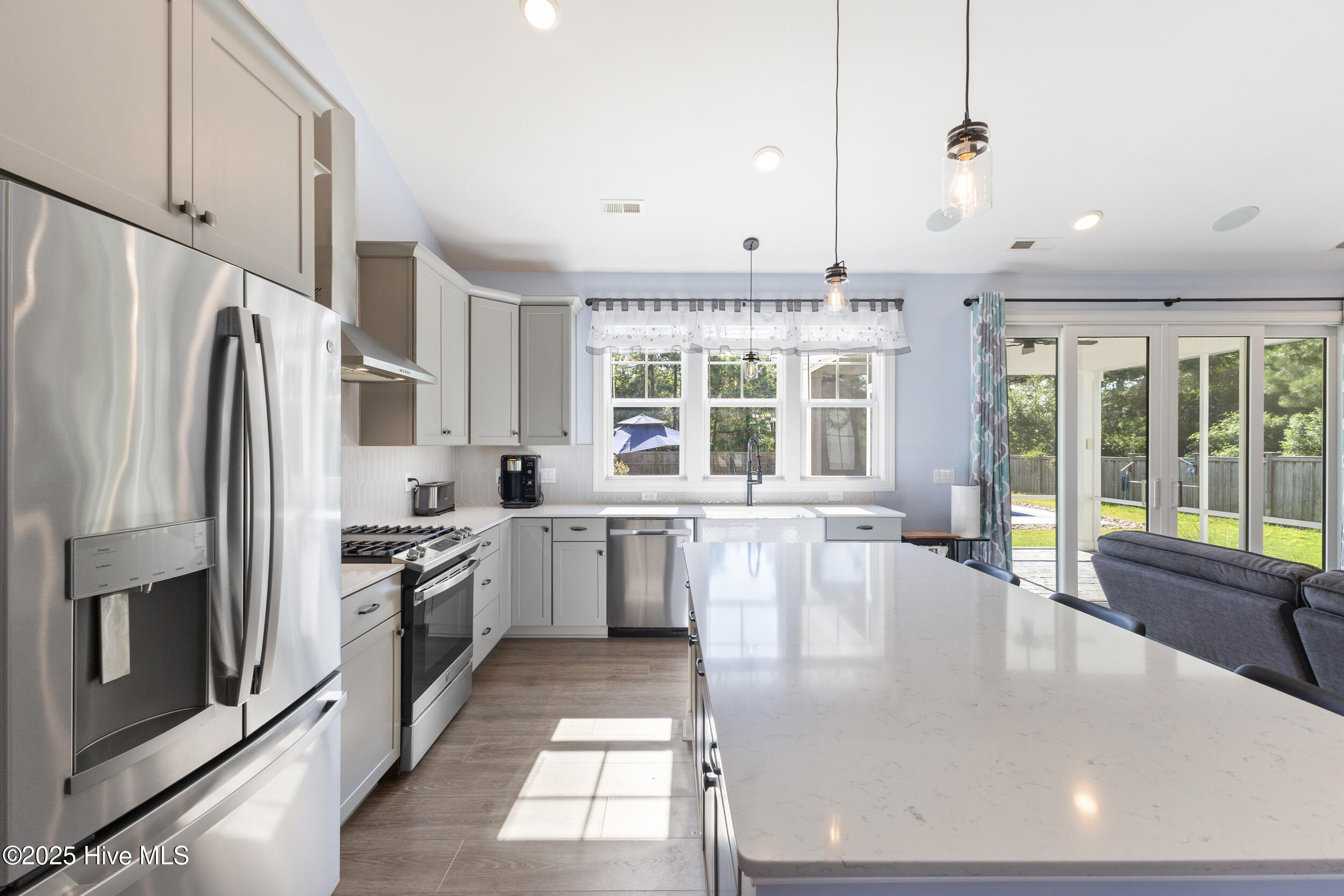 100520337 | Photo 16