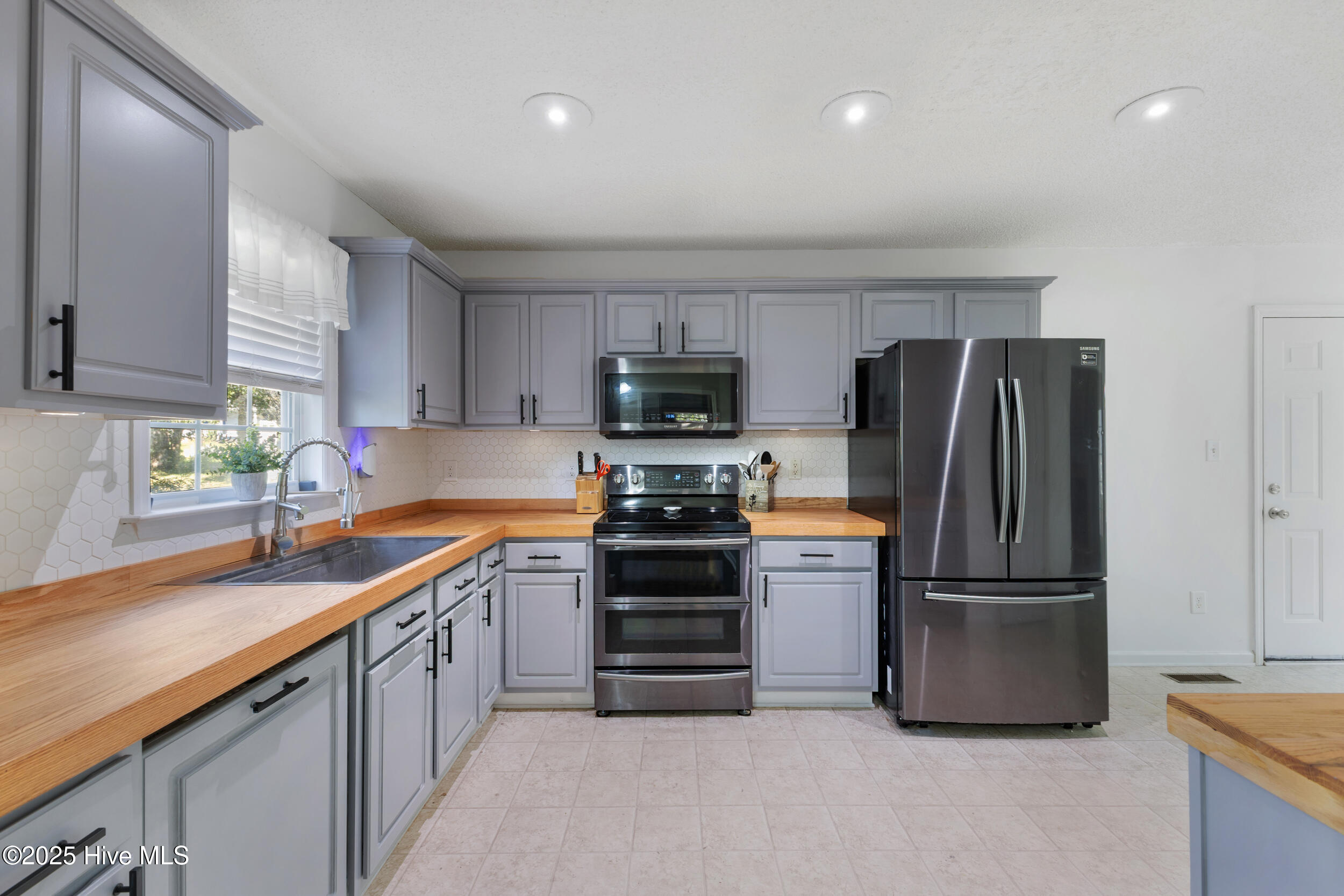 102 Lunington Mill Circle, Burgaw, NC 28425 – photo 6: Kitchen