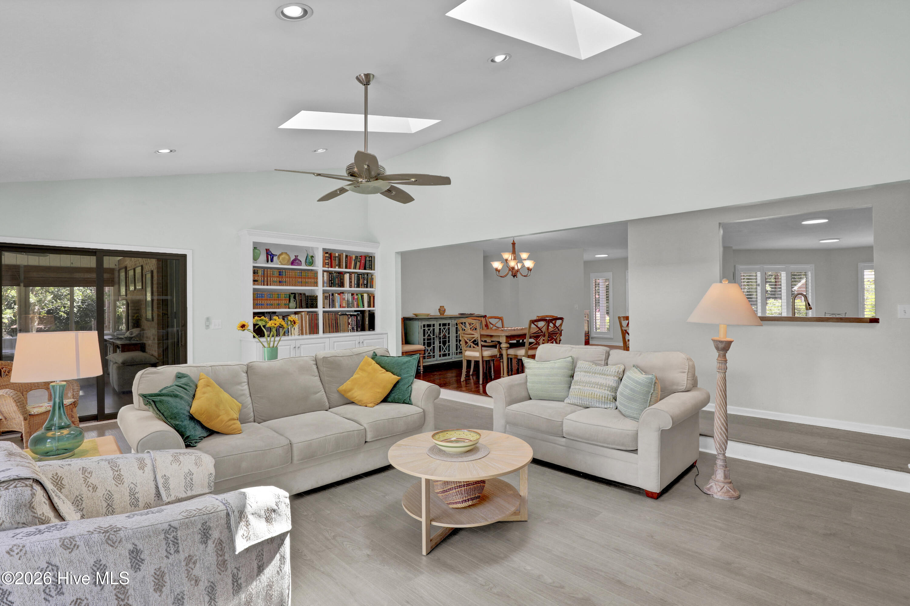 100570450 | Photo 11