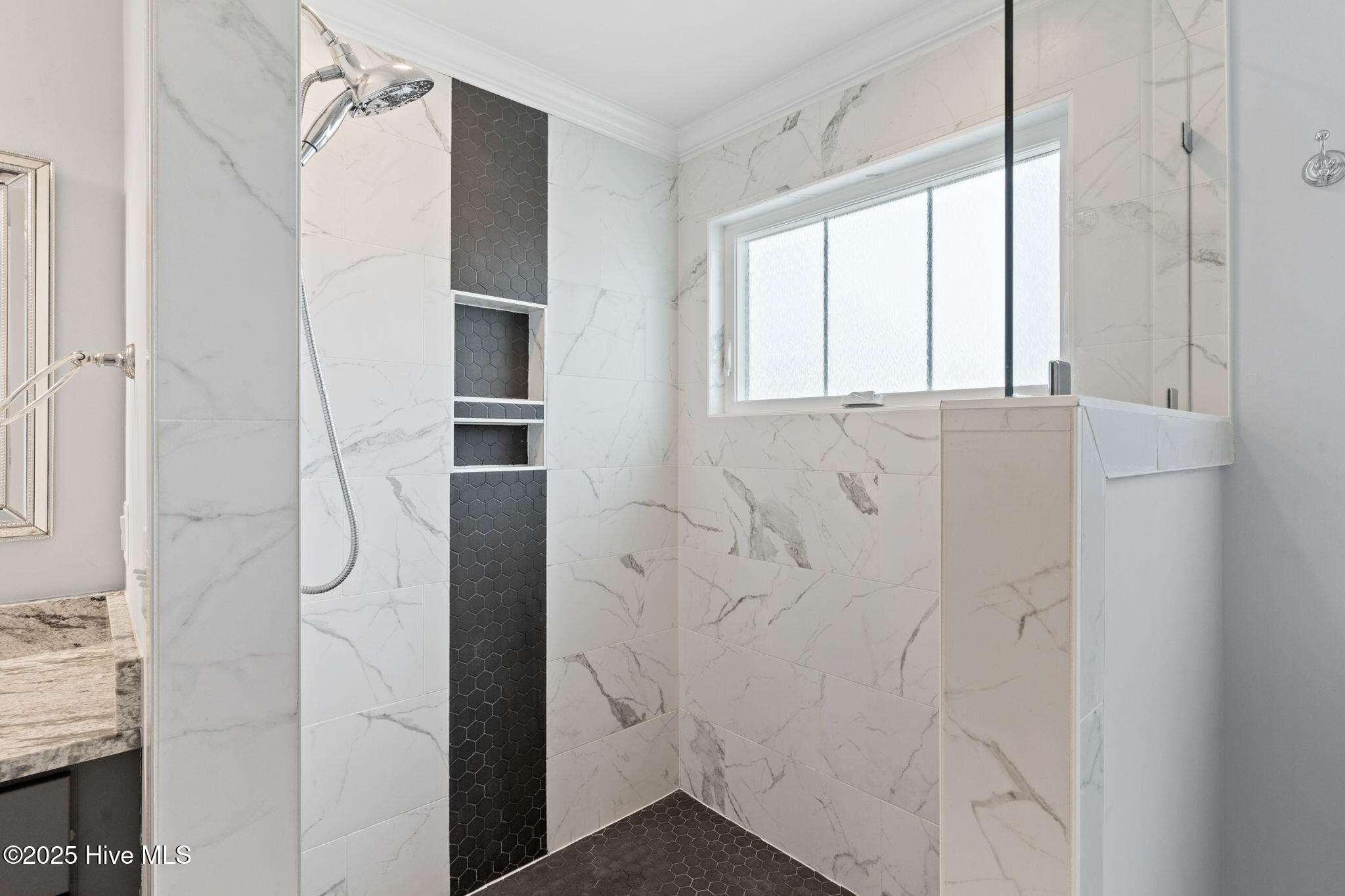 100486813 | Photo 33