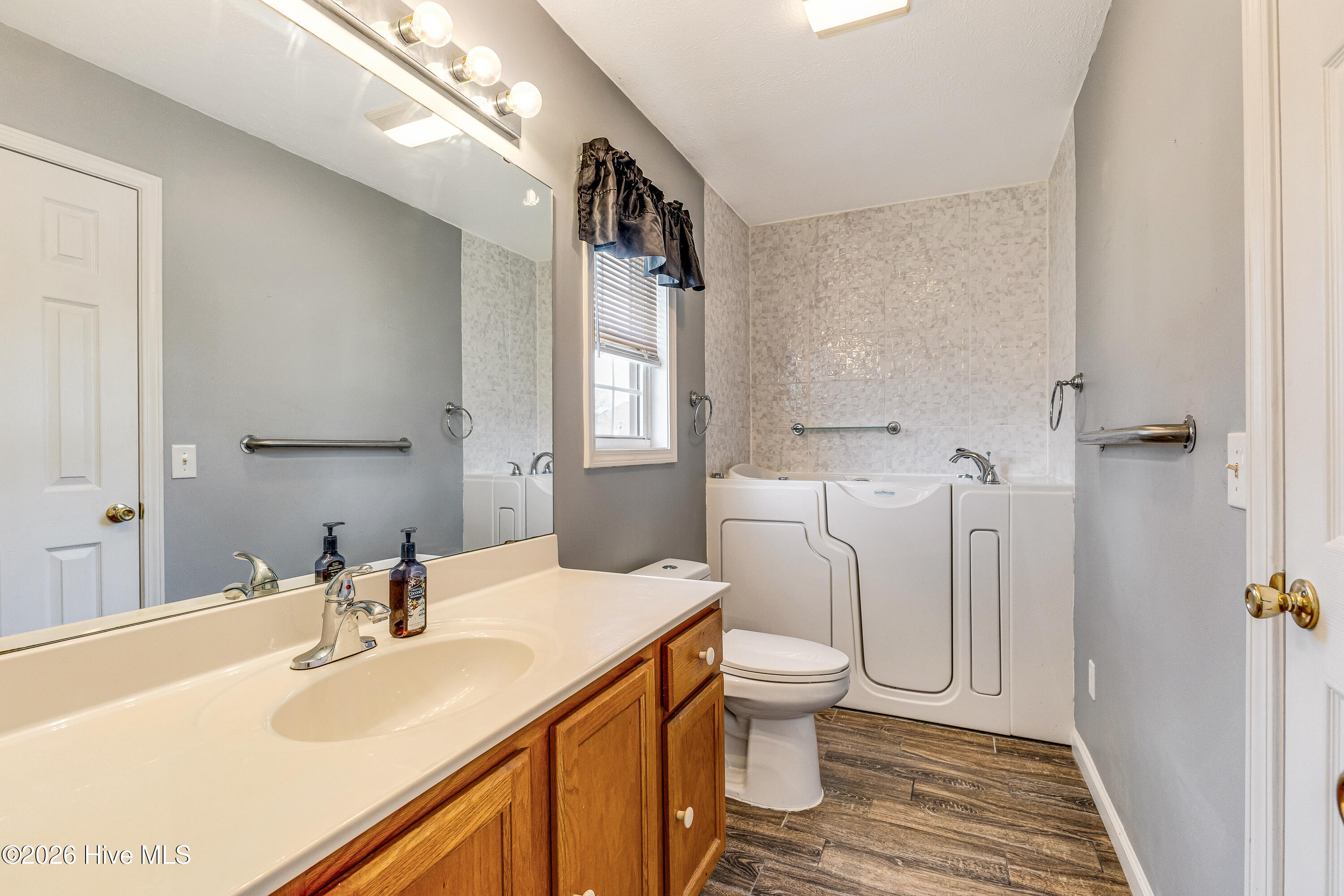 100566920 | Photo 19