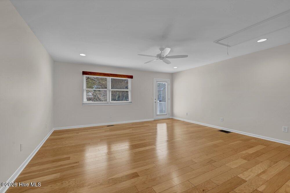 100558387 | Photo 18