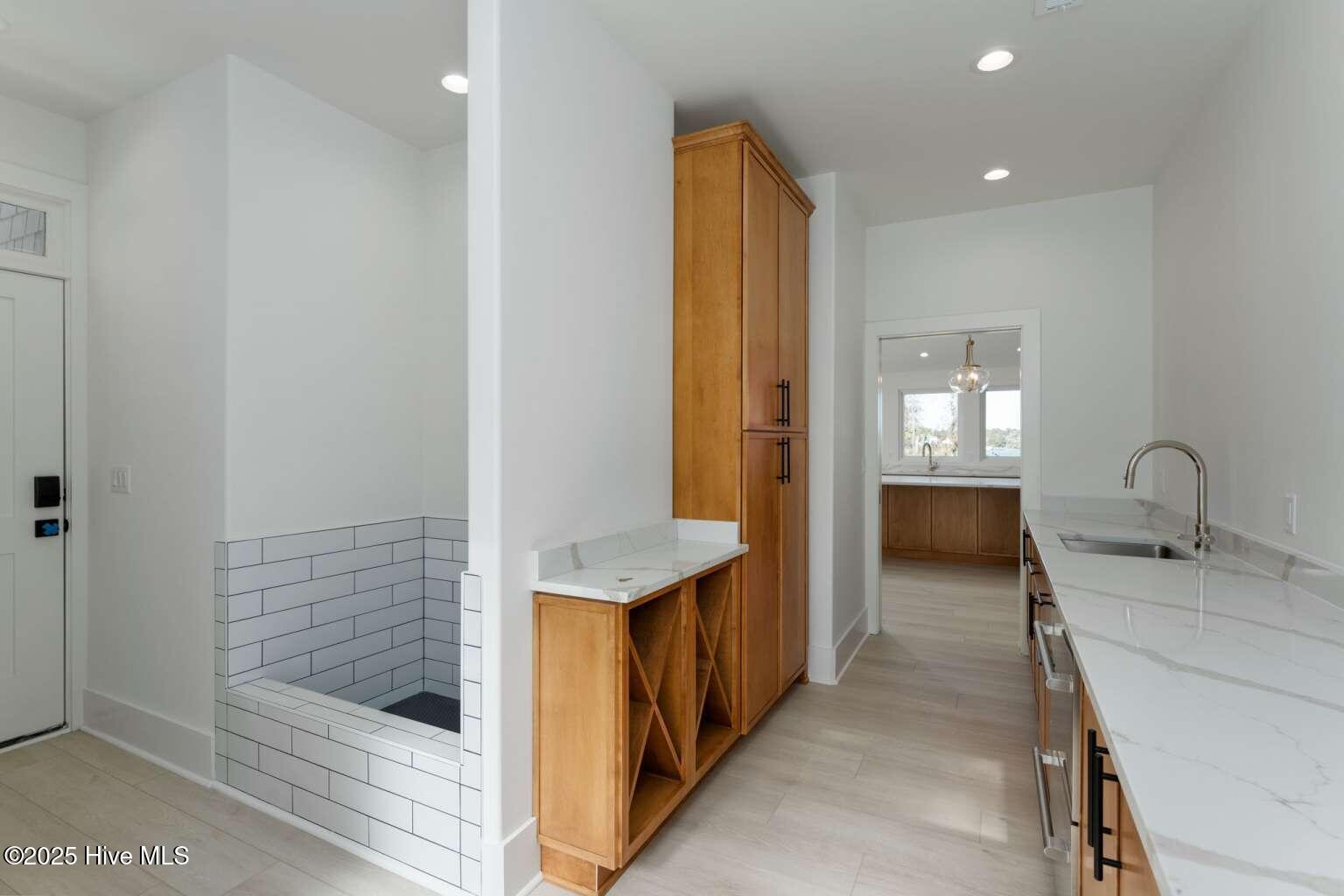 100541892 | Photo 24