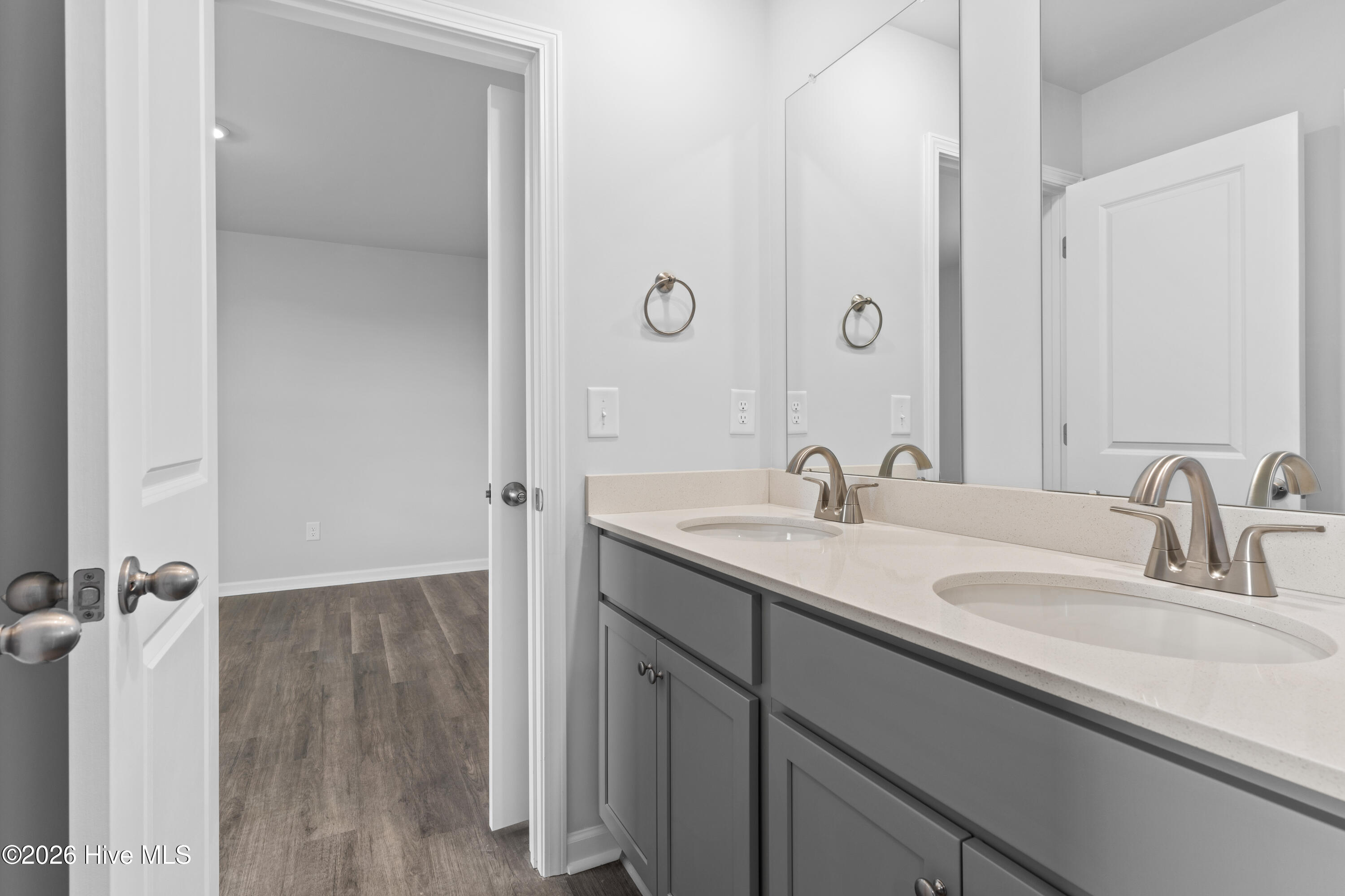 100538143 | Photo 32