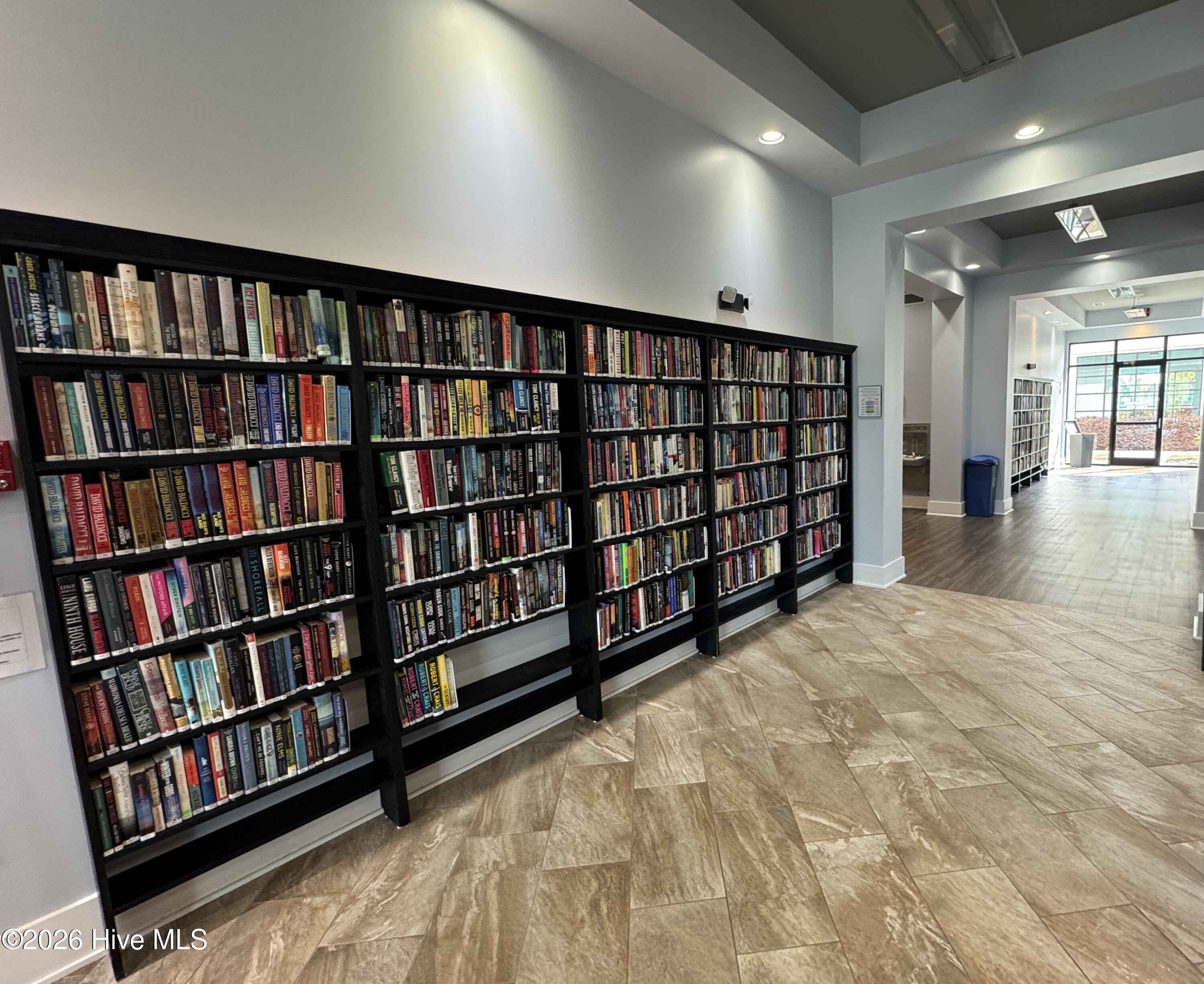 100564015 | Photo 43