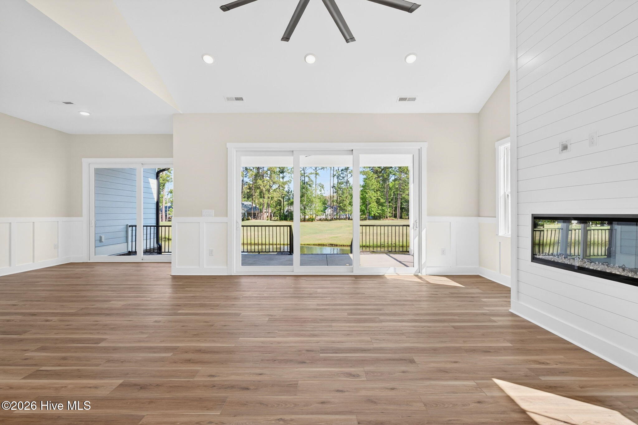 100568512 | Photo 19