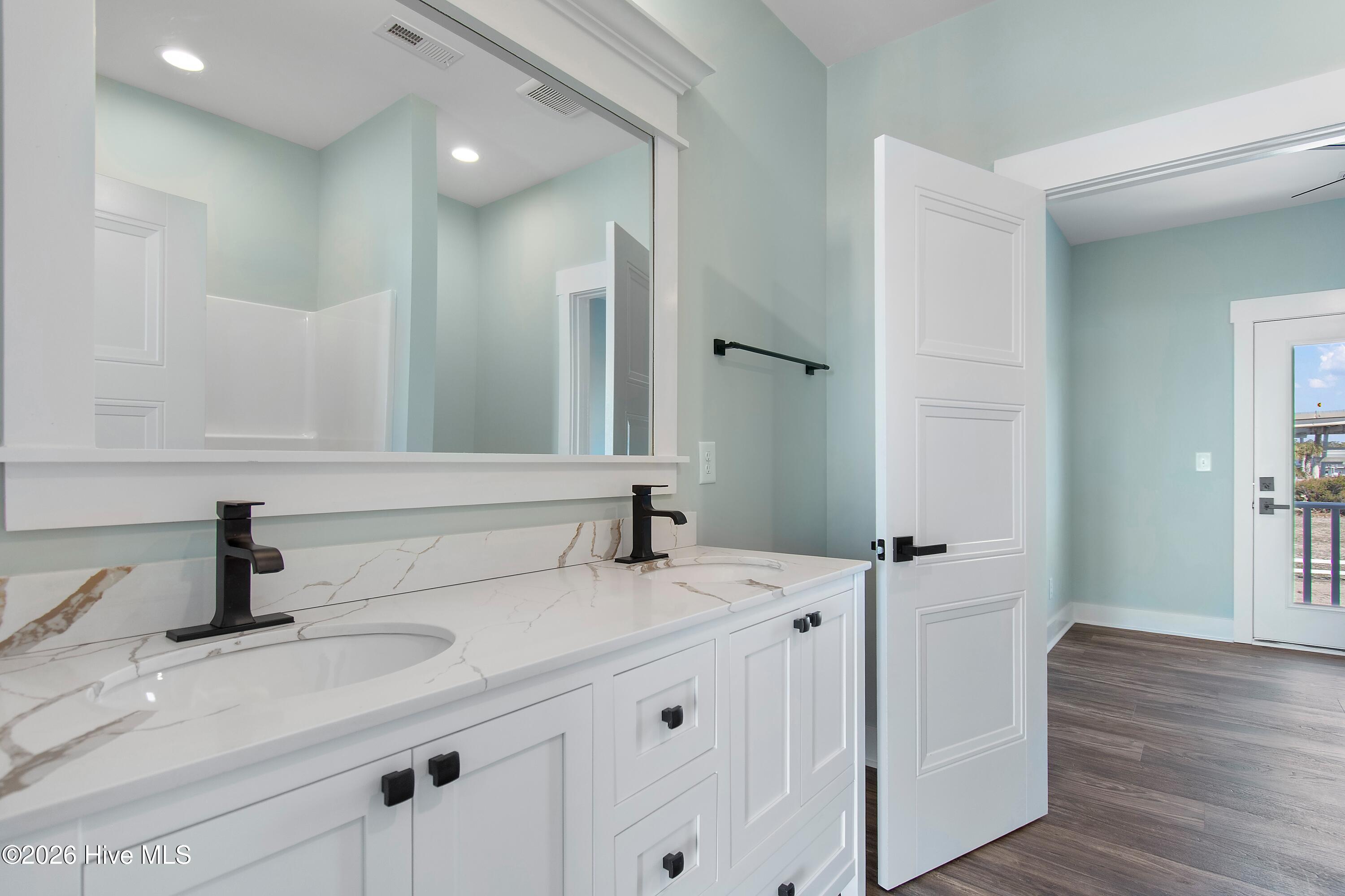 100525710 | Photo 49