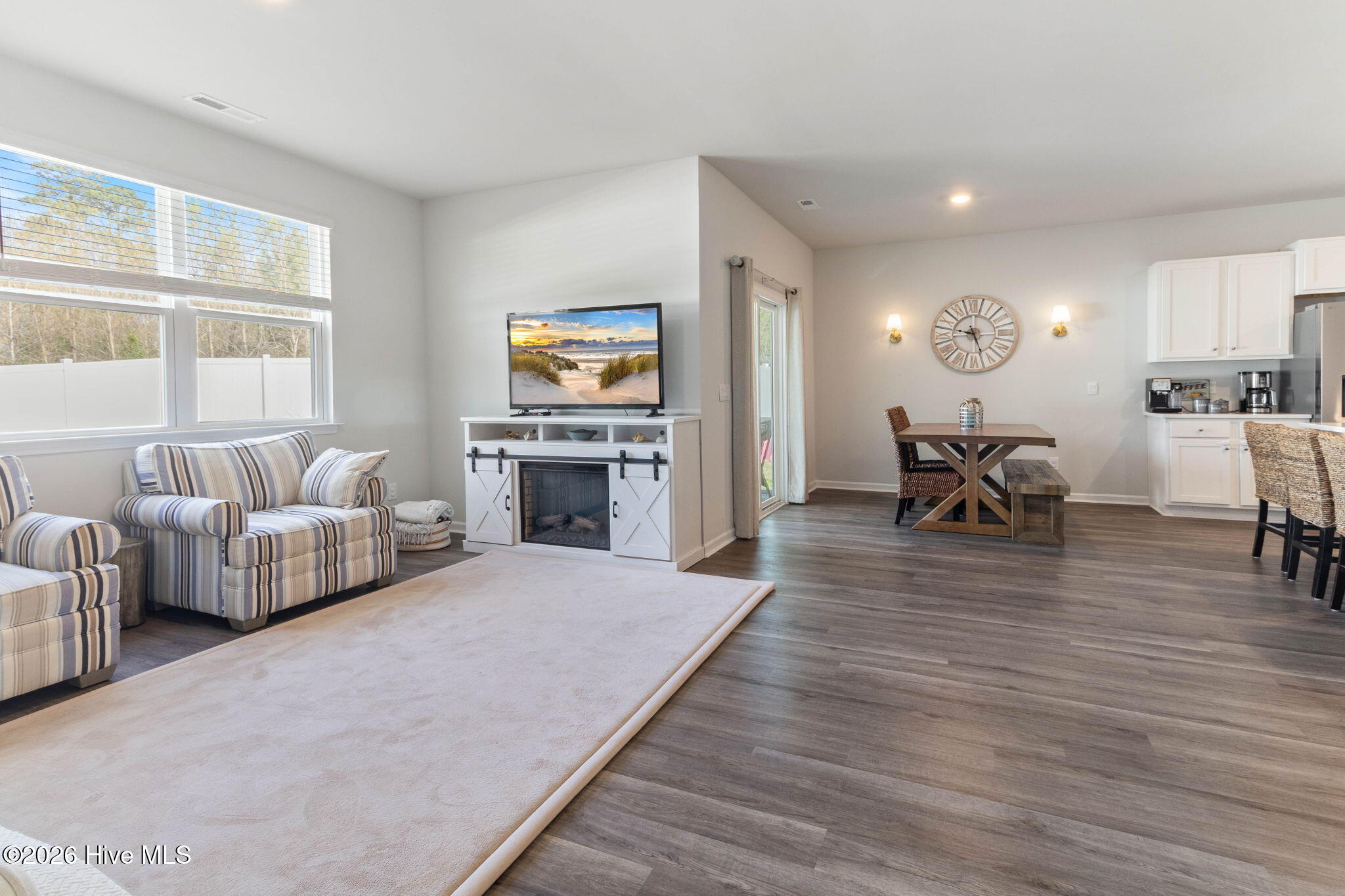 100561989 | Photo 22