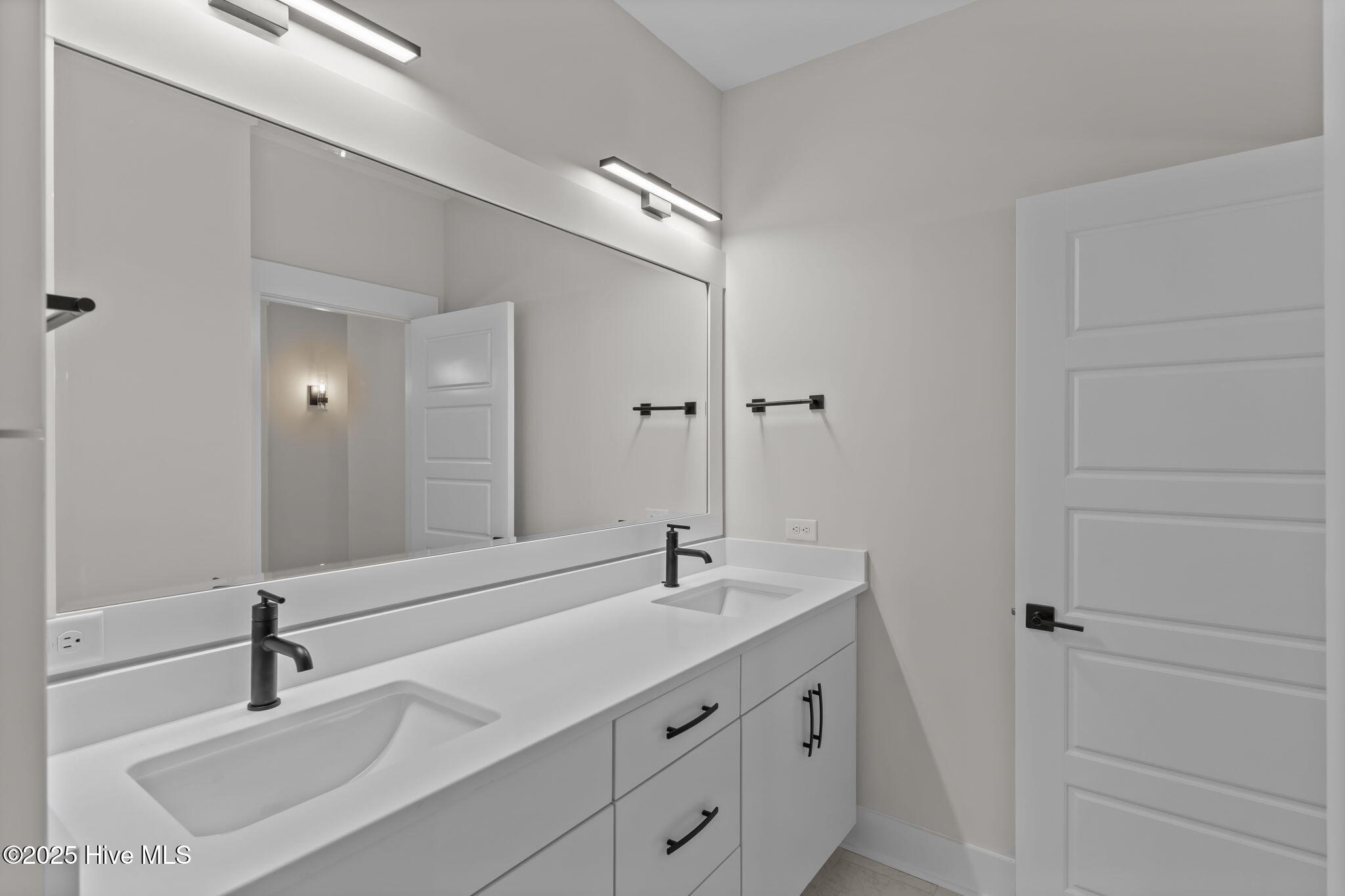 100548099 | Photo 47