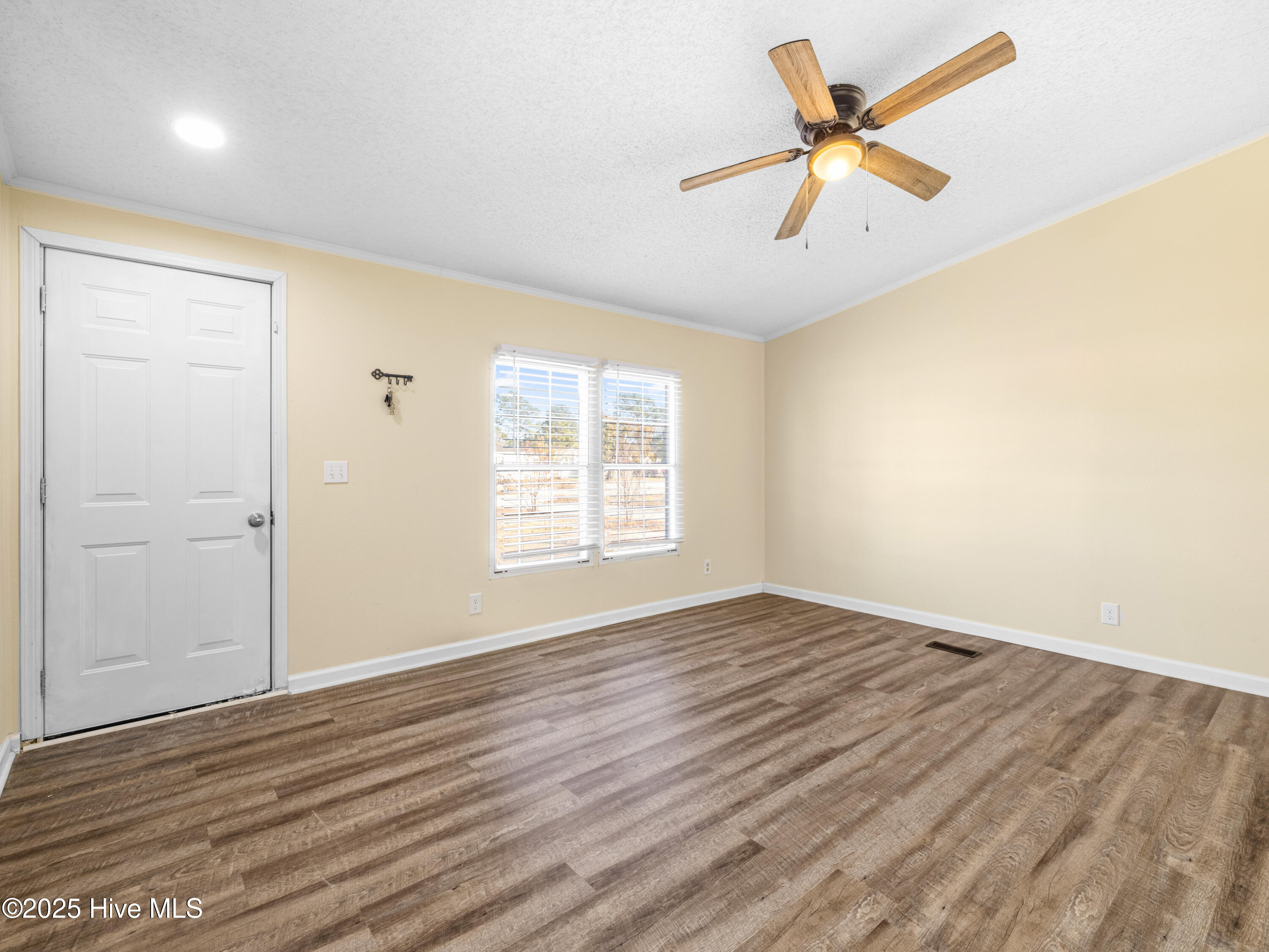 100540090 | Photo 11