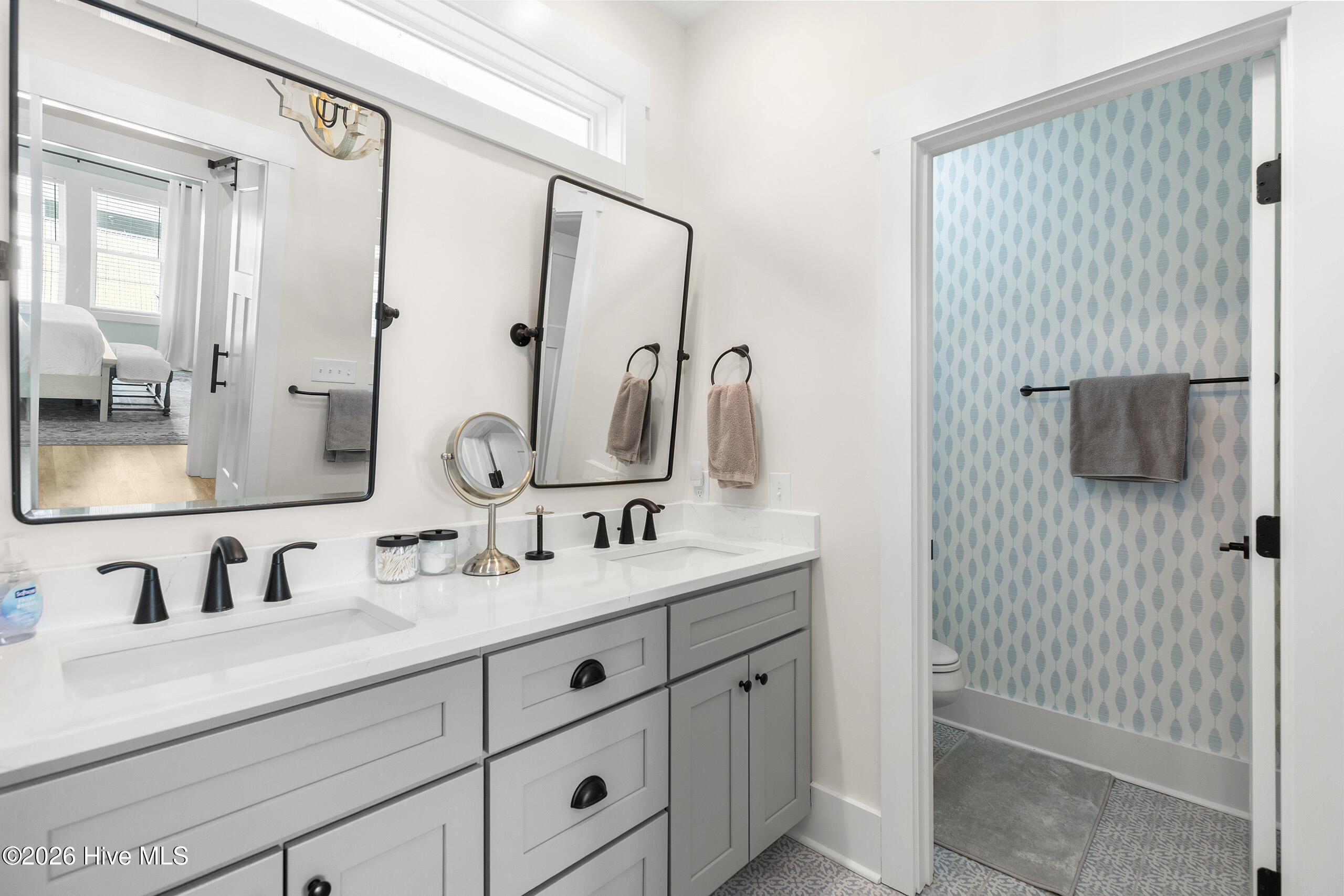 100562975 | Photo 38