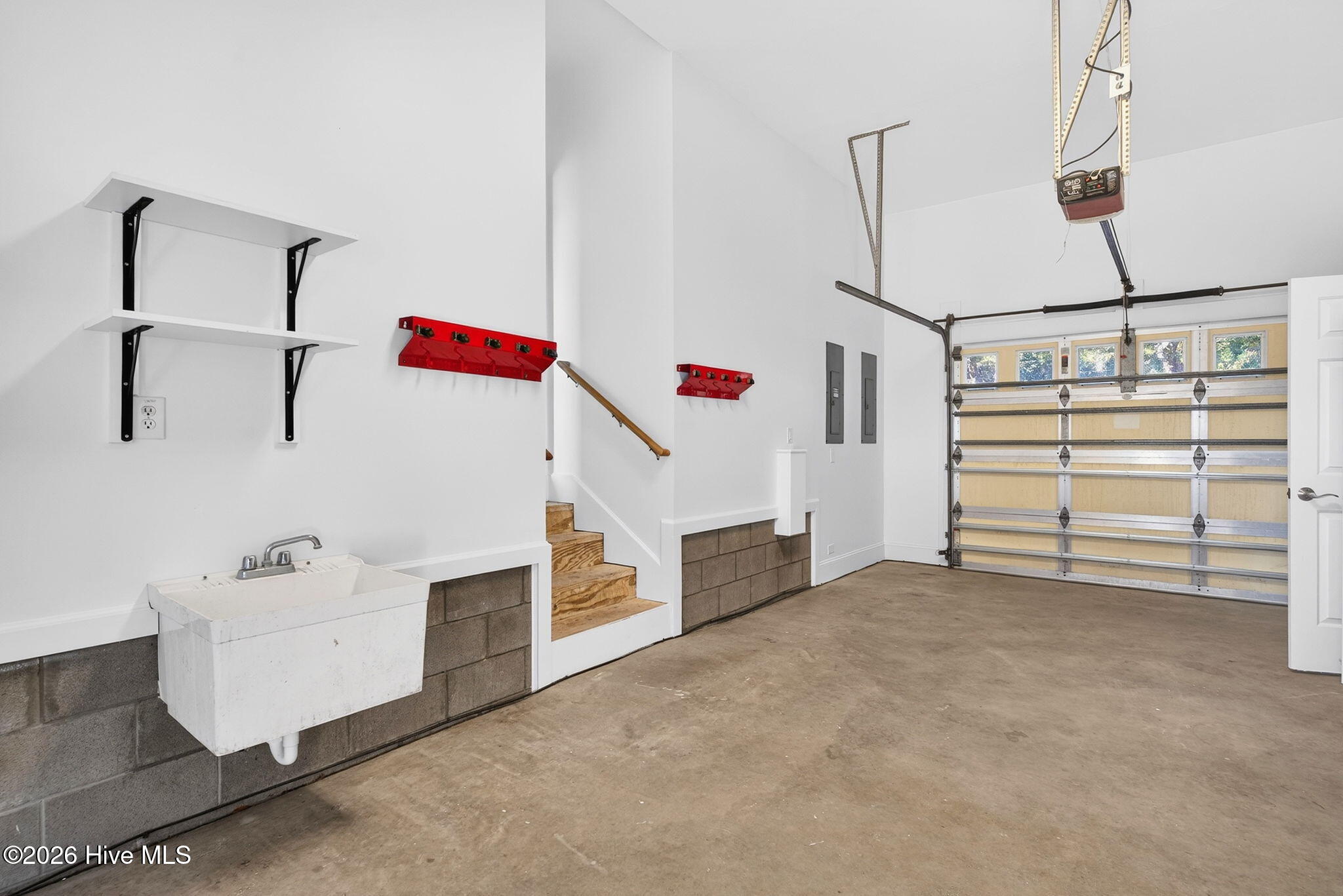 100555125 | Photo 46