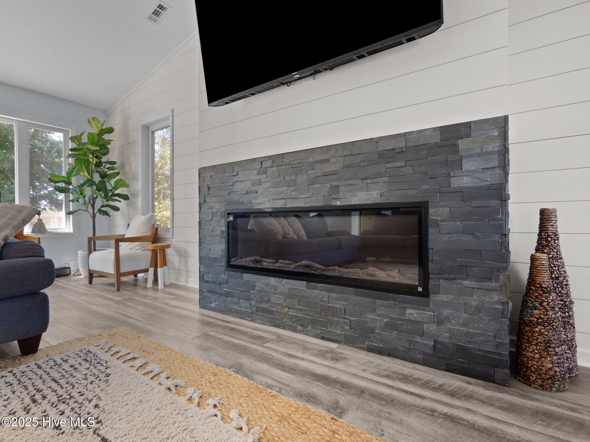 100530598 | Photo 42