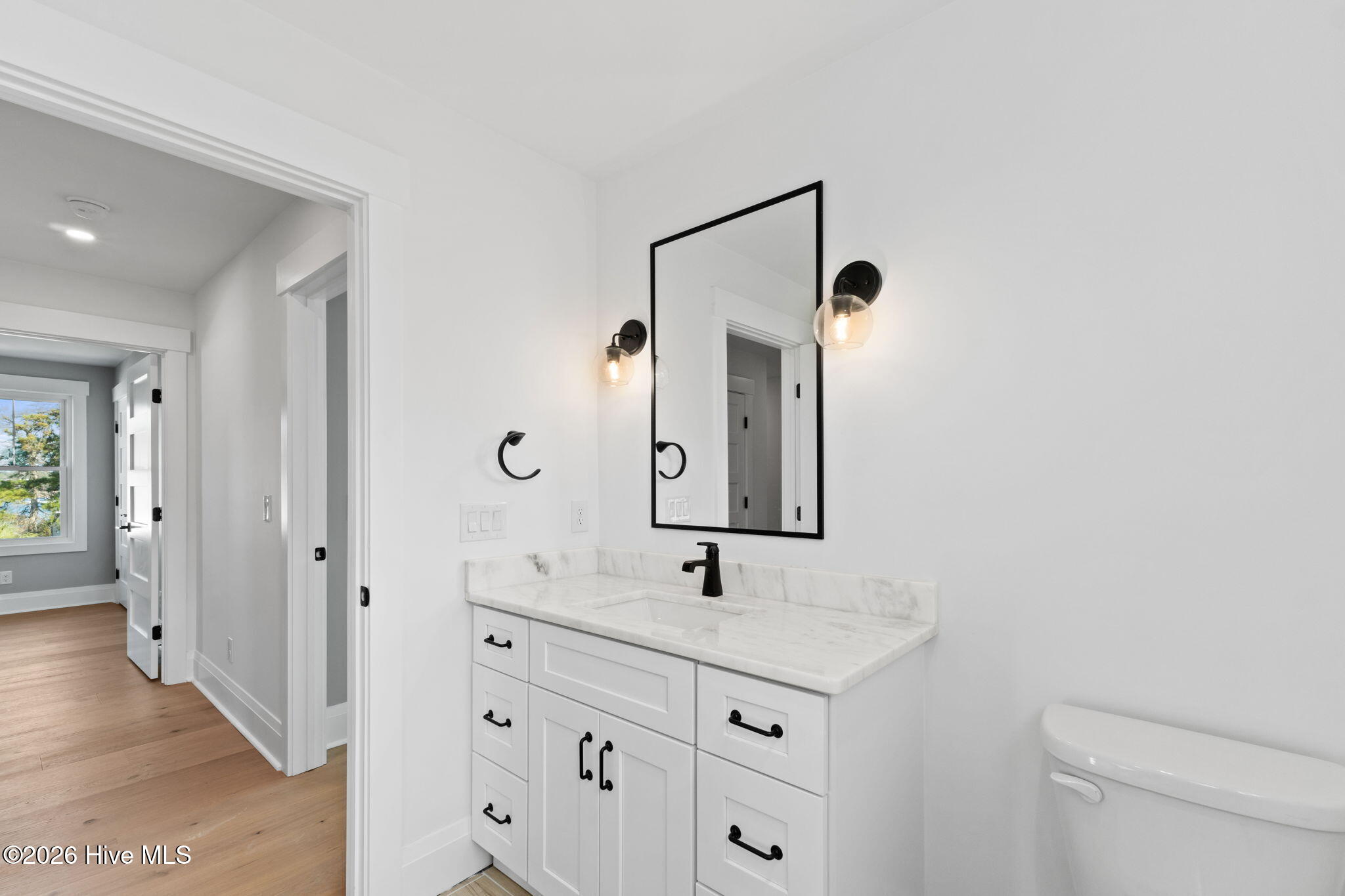 100548911 | Photo 24