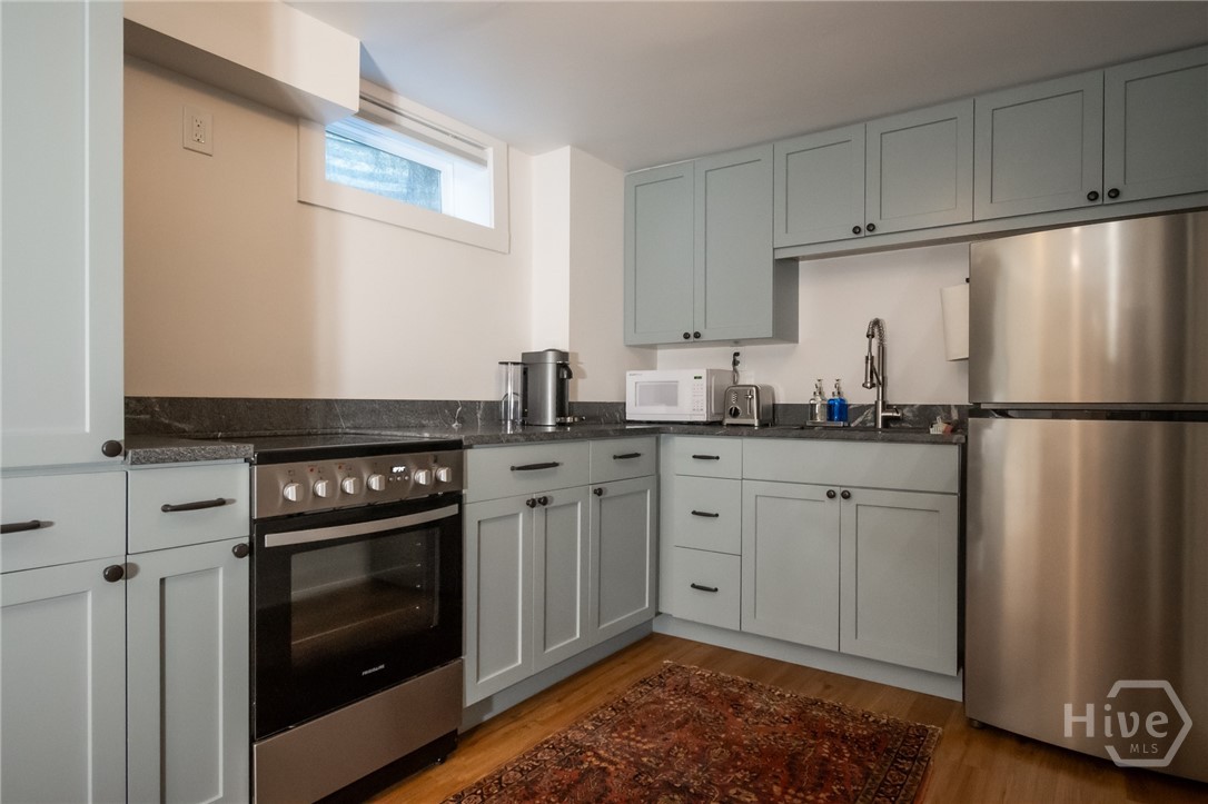 Lower level full kitchen