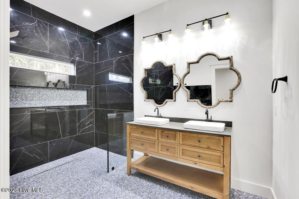 100550907 | Photo 24