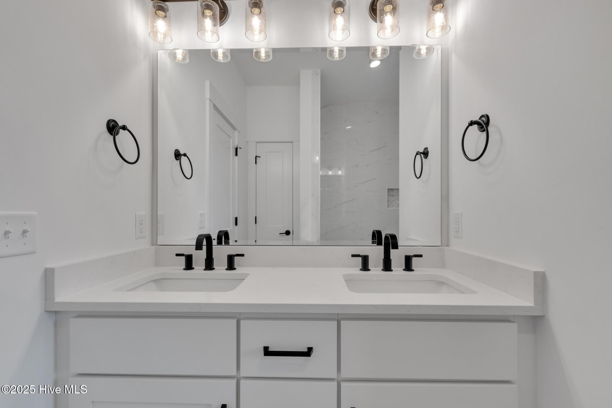 100537116 | Photo 22