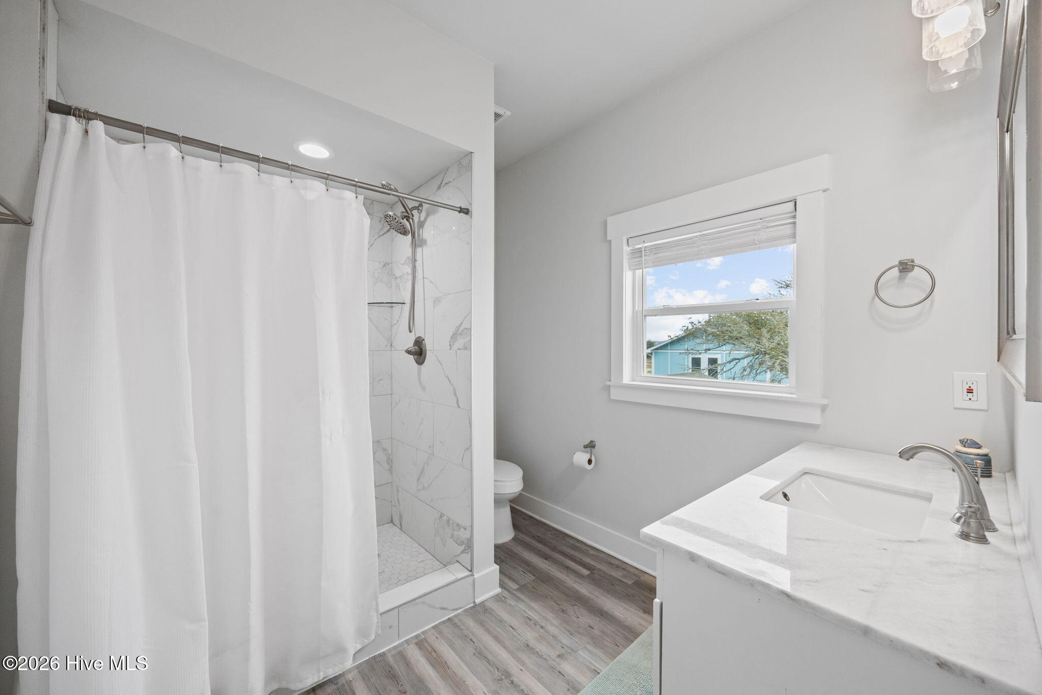 100557334 | Photo 35