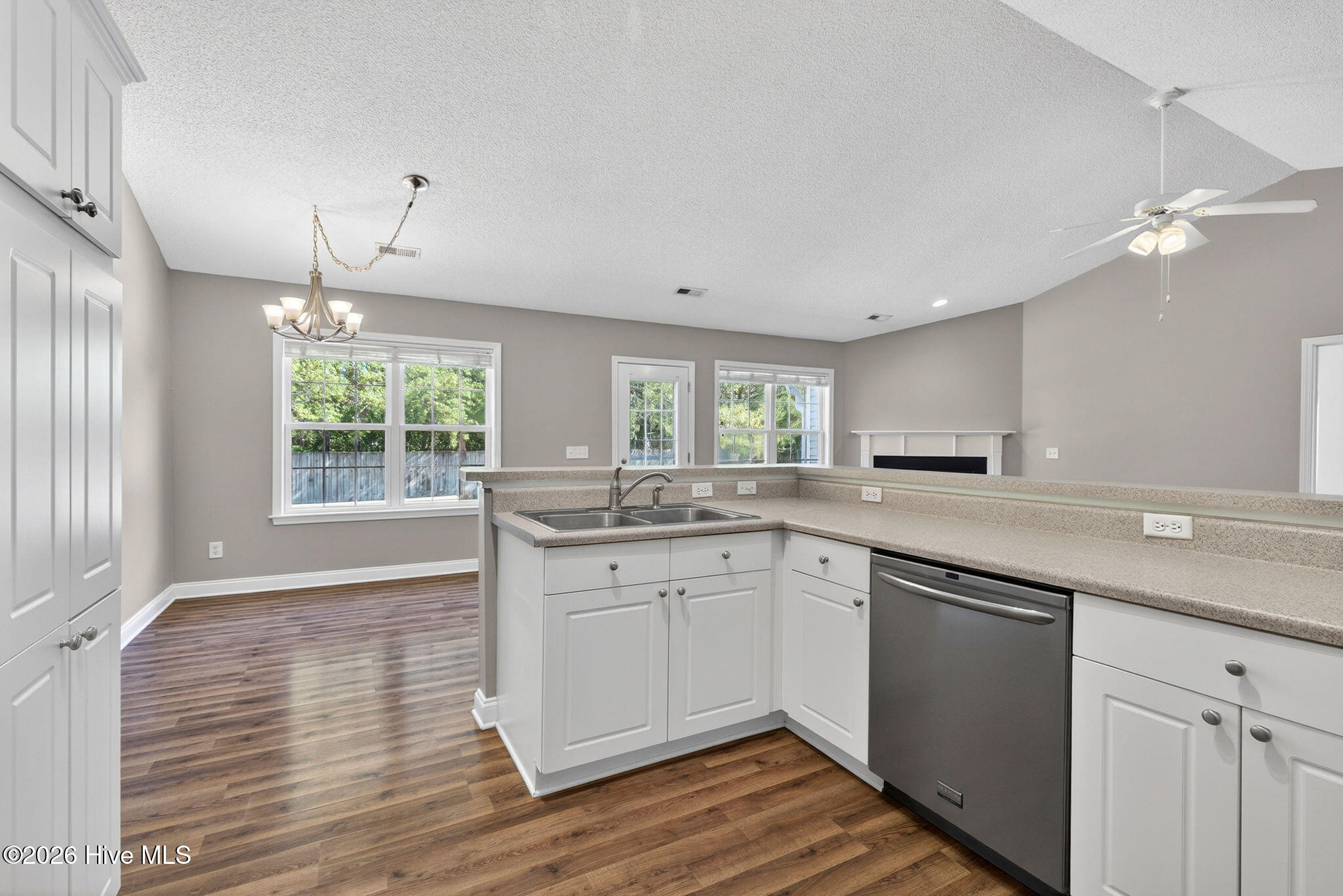 100567881 | Photo 15