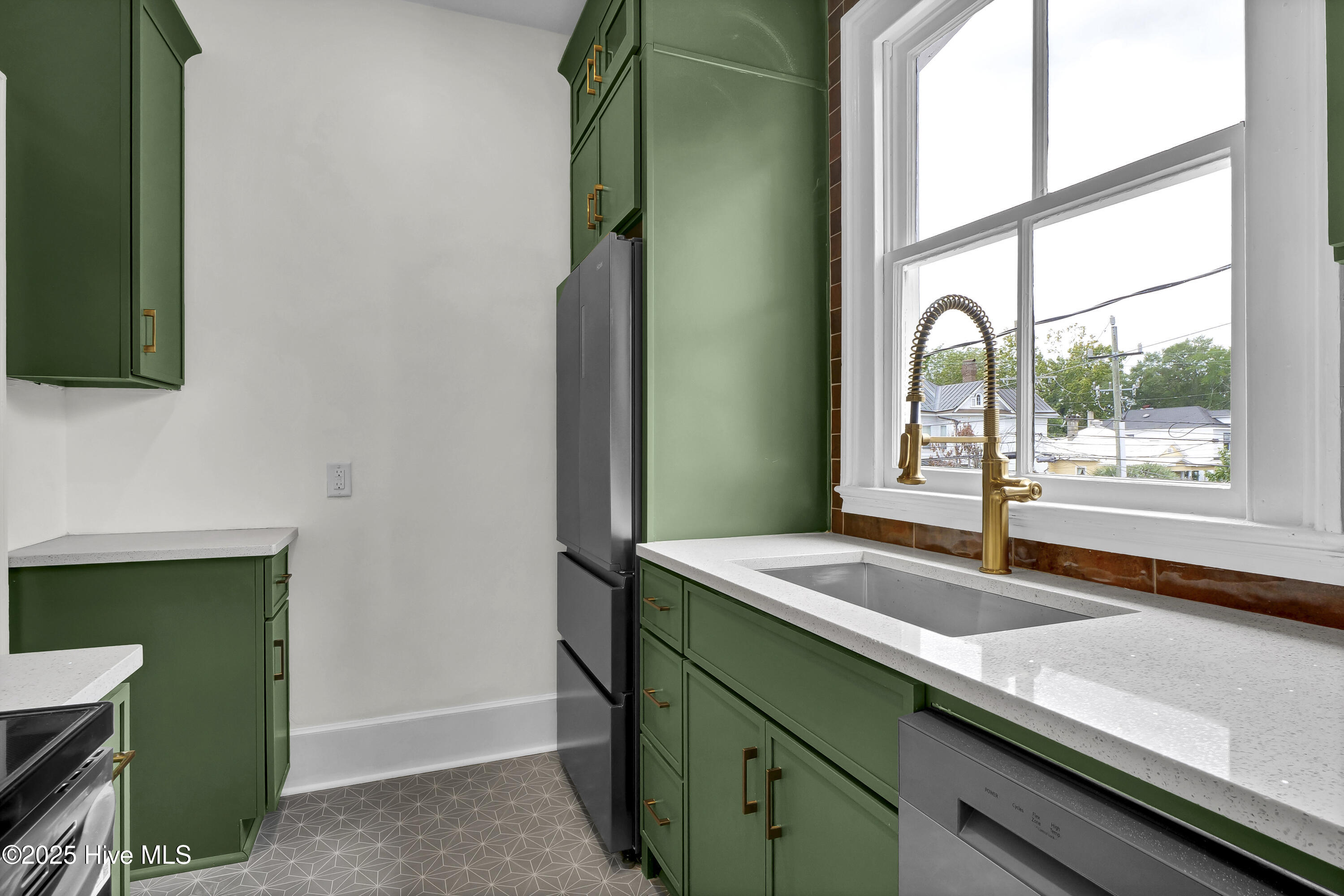 100529897 | Photo 14