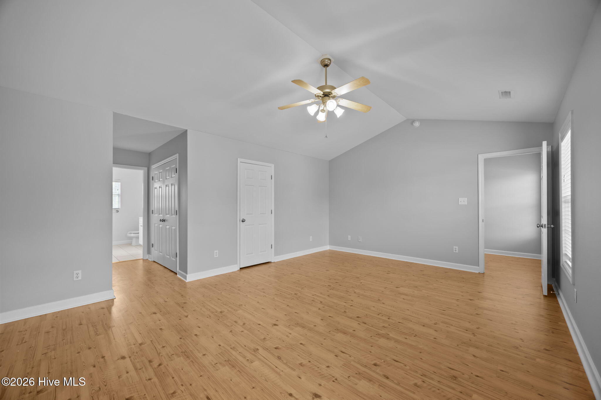 100565984 | Photo 31