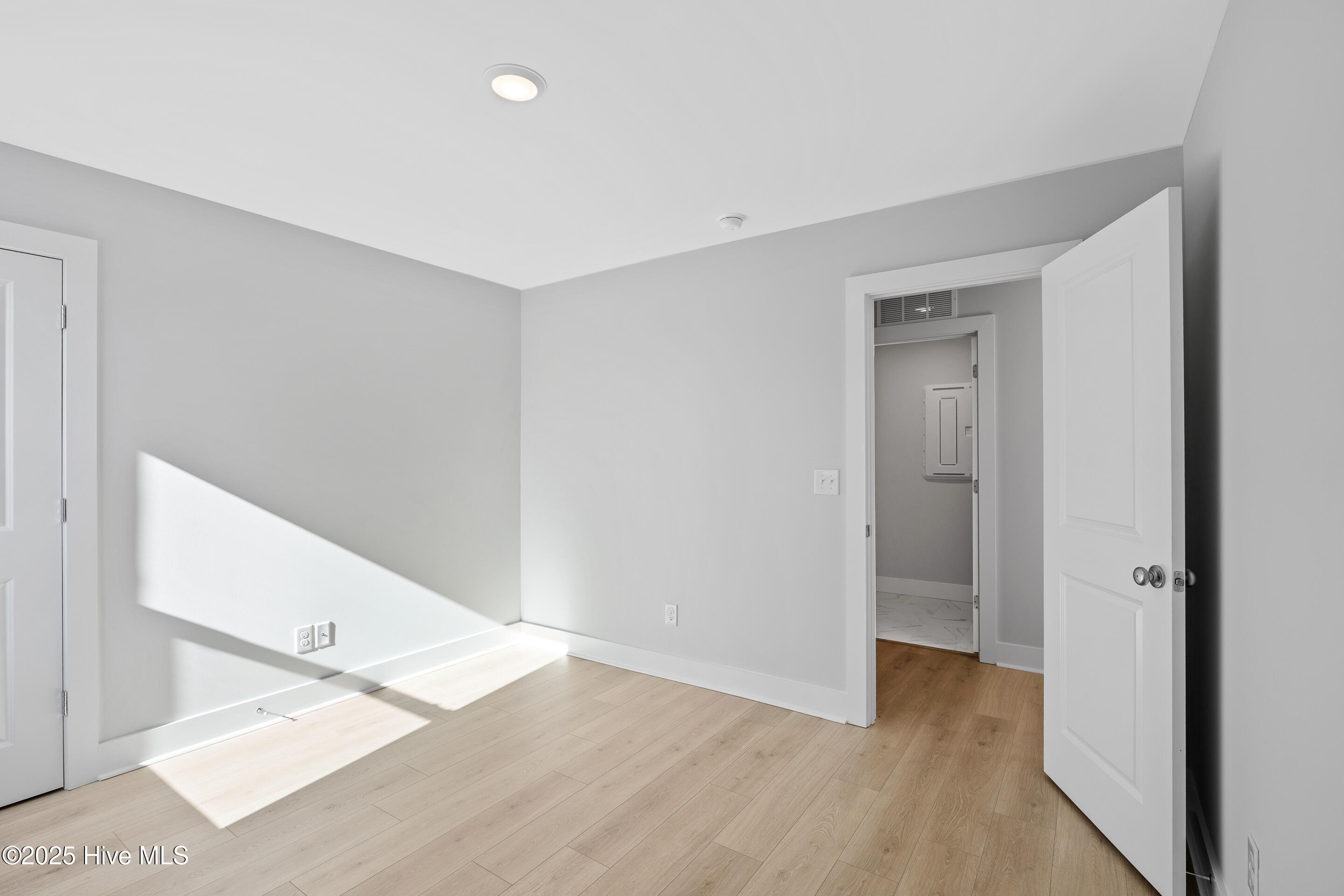 100545390 | Photo 22