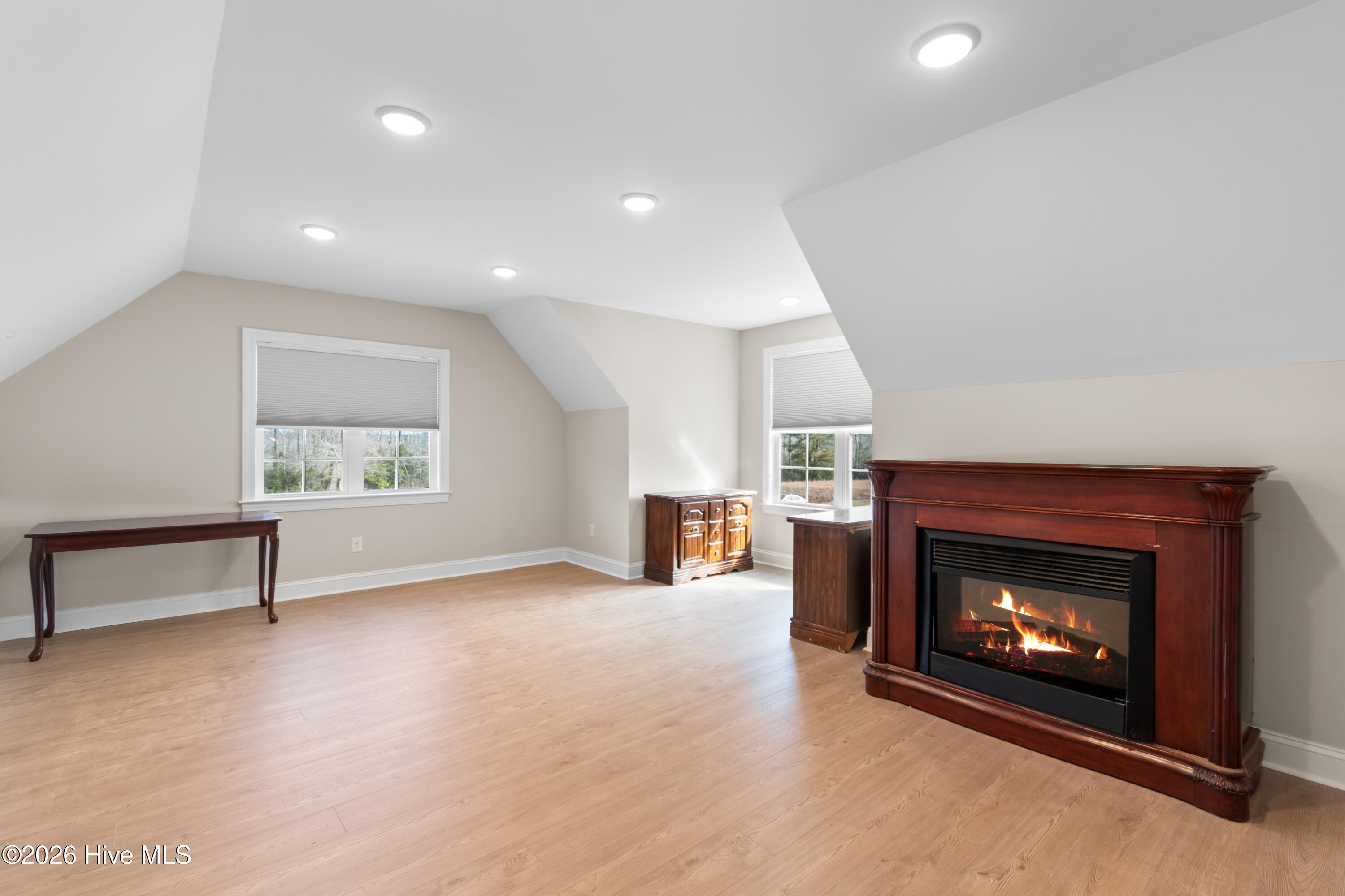 100548806 | Photo 37