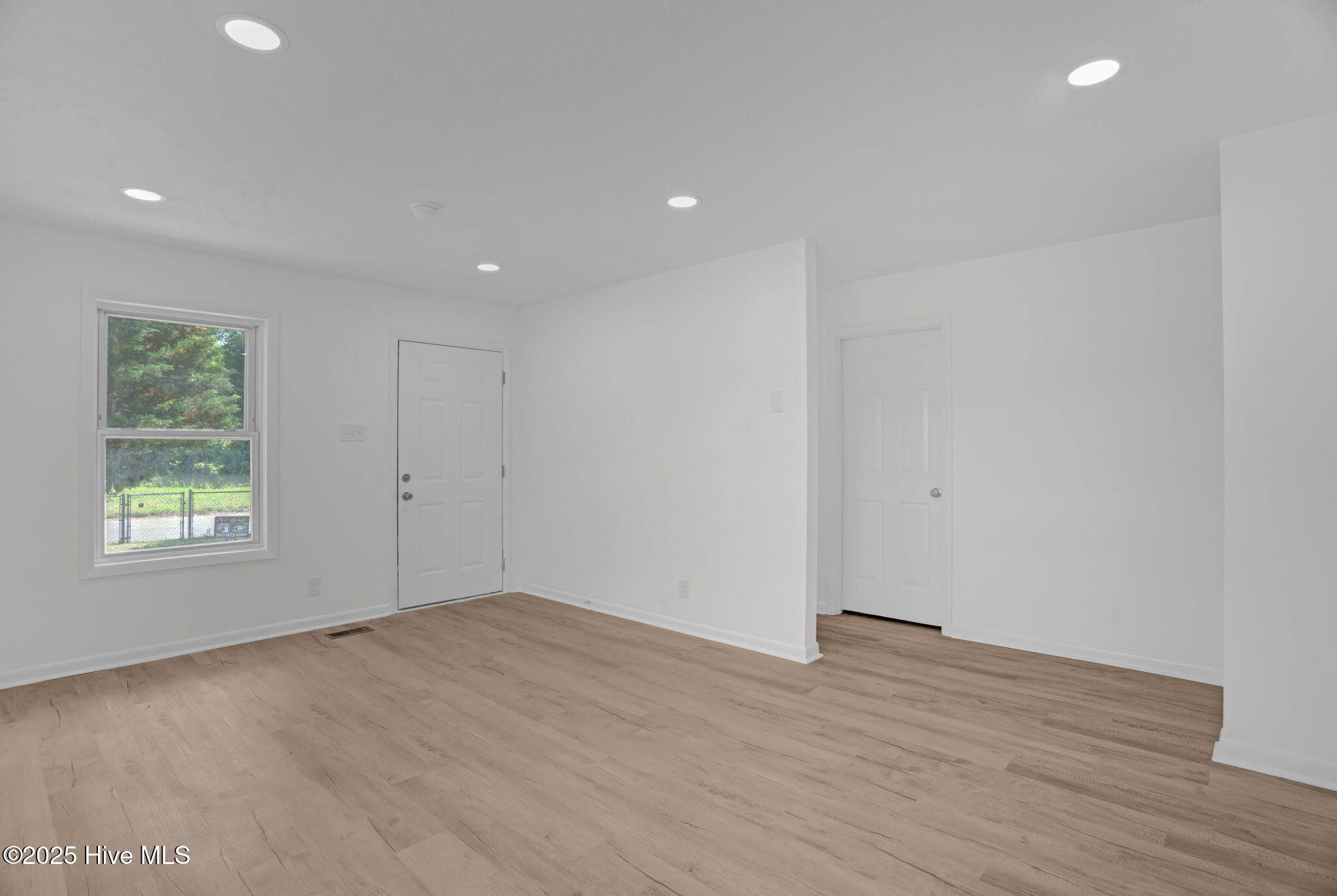 7-web-or-mls-811 Crawford St-7