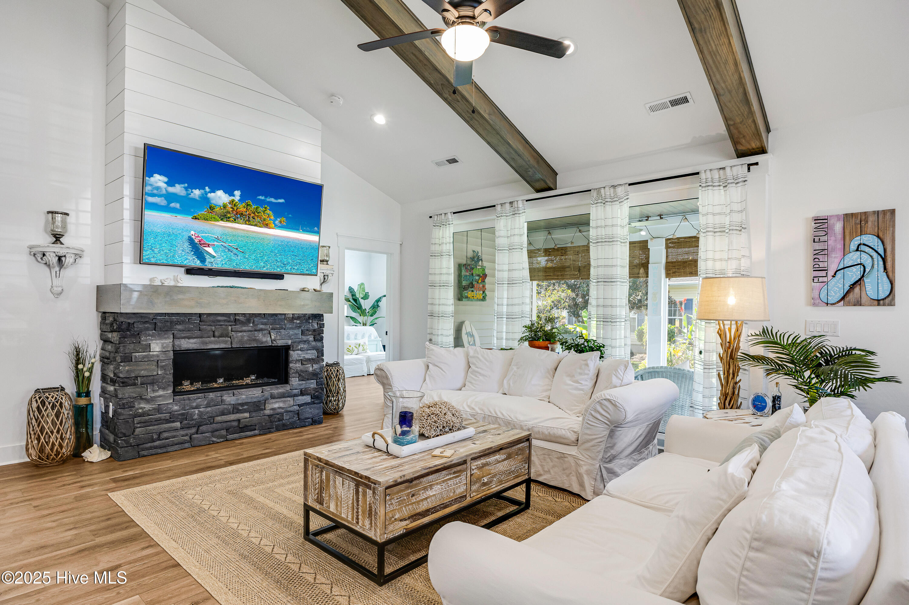 100533188 | Photo 17