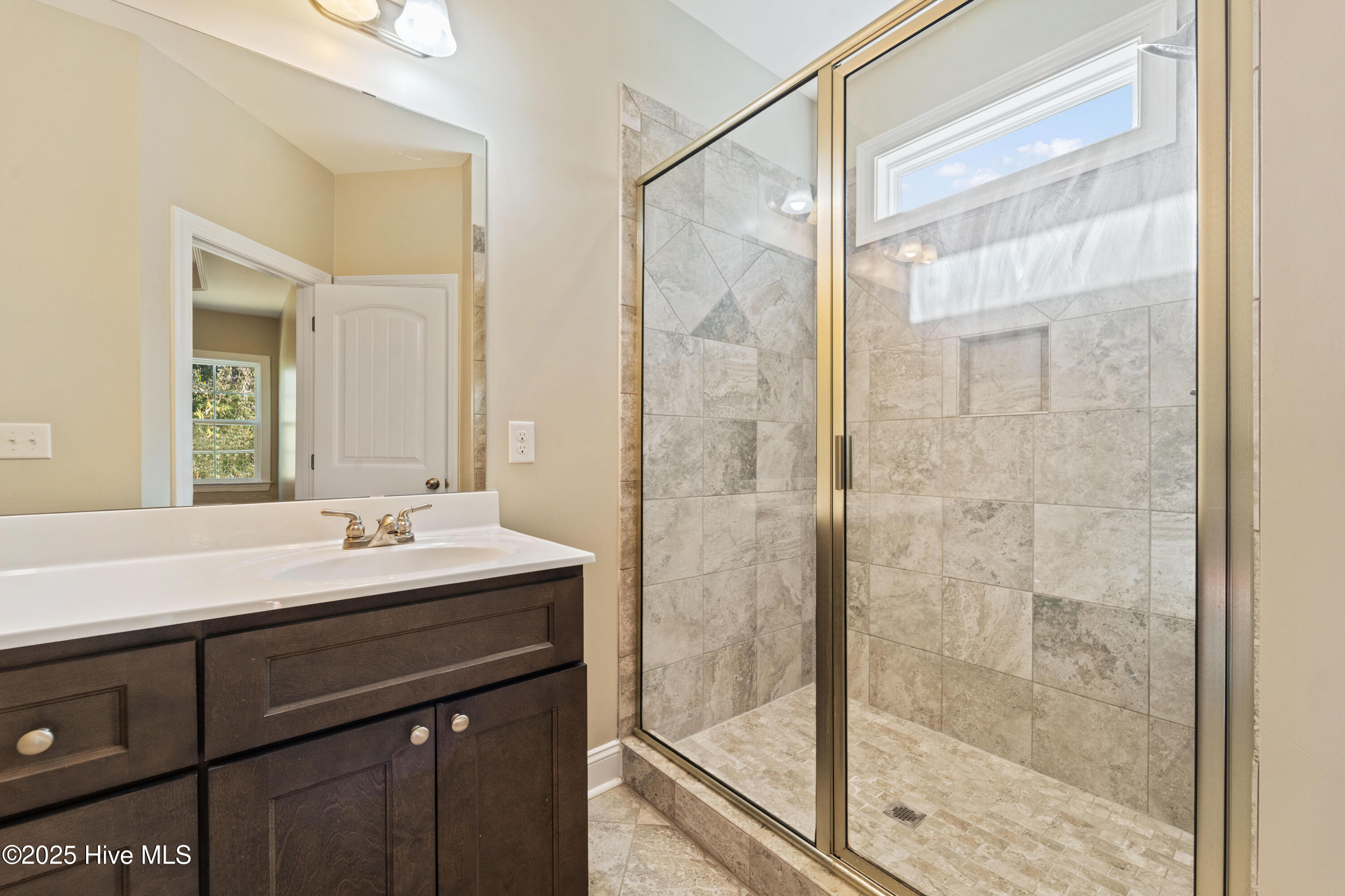 100546370 | Photo 12