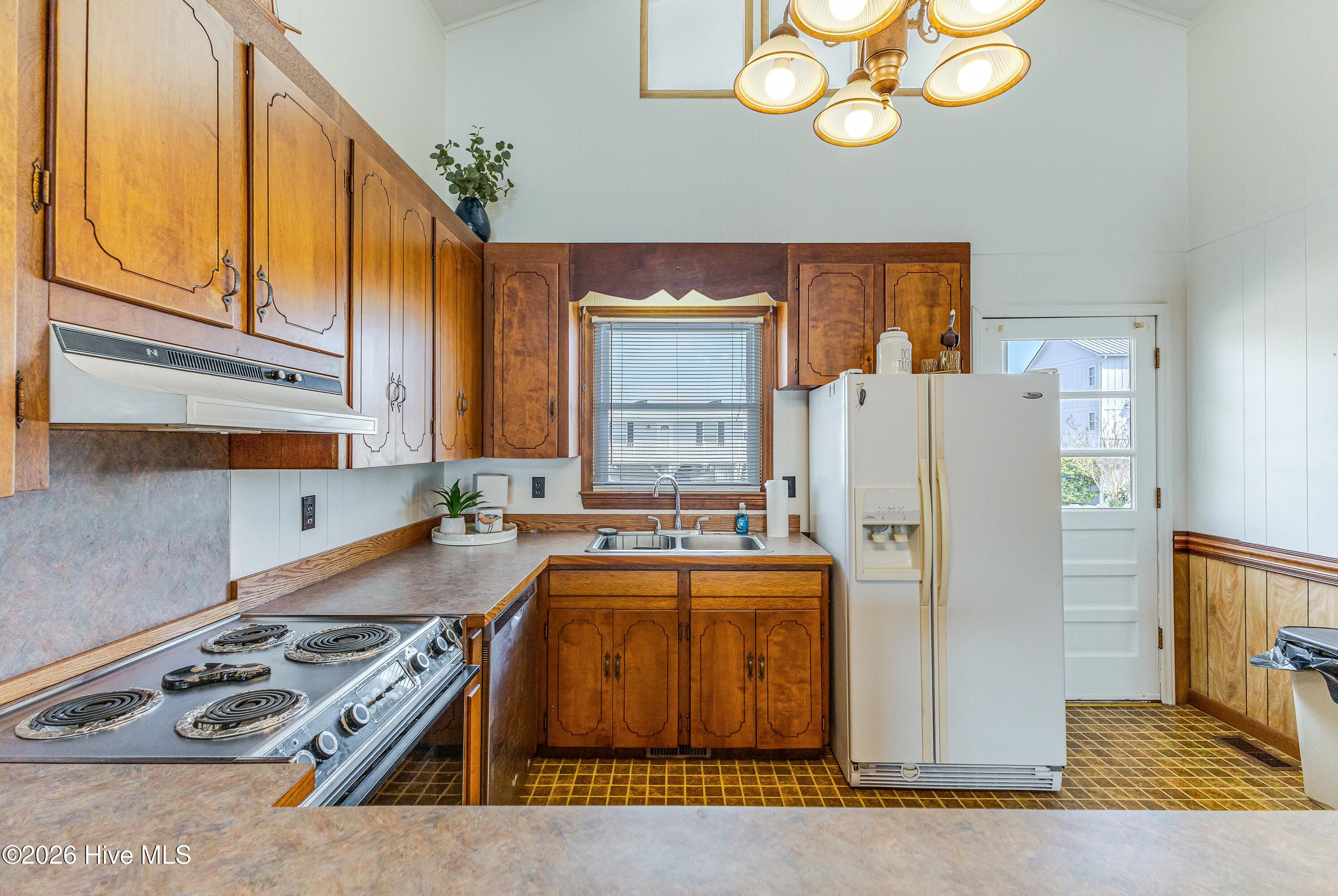 100562663 | Photo 12