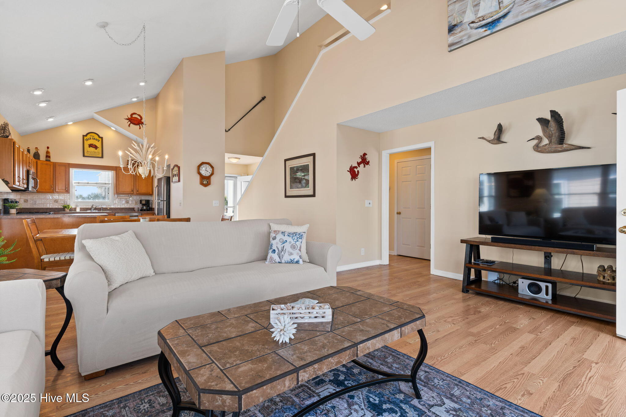 100532728 | Photo 18