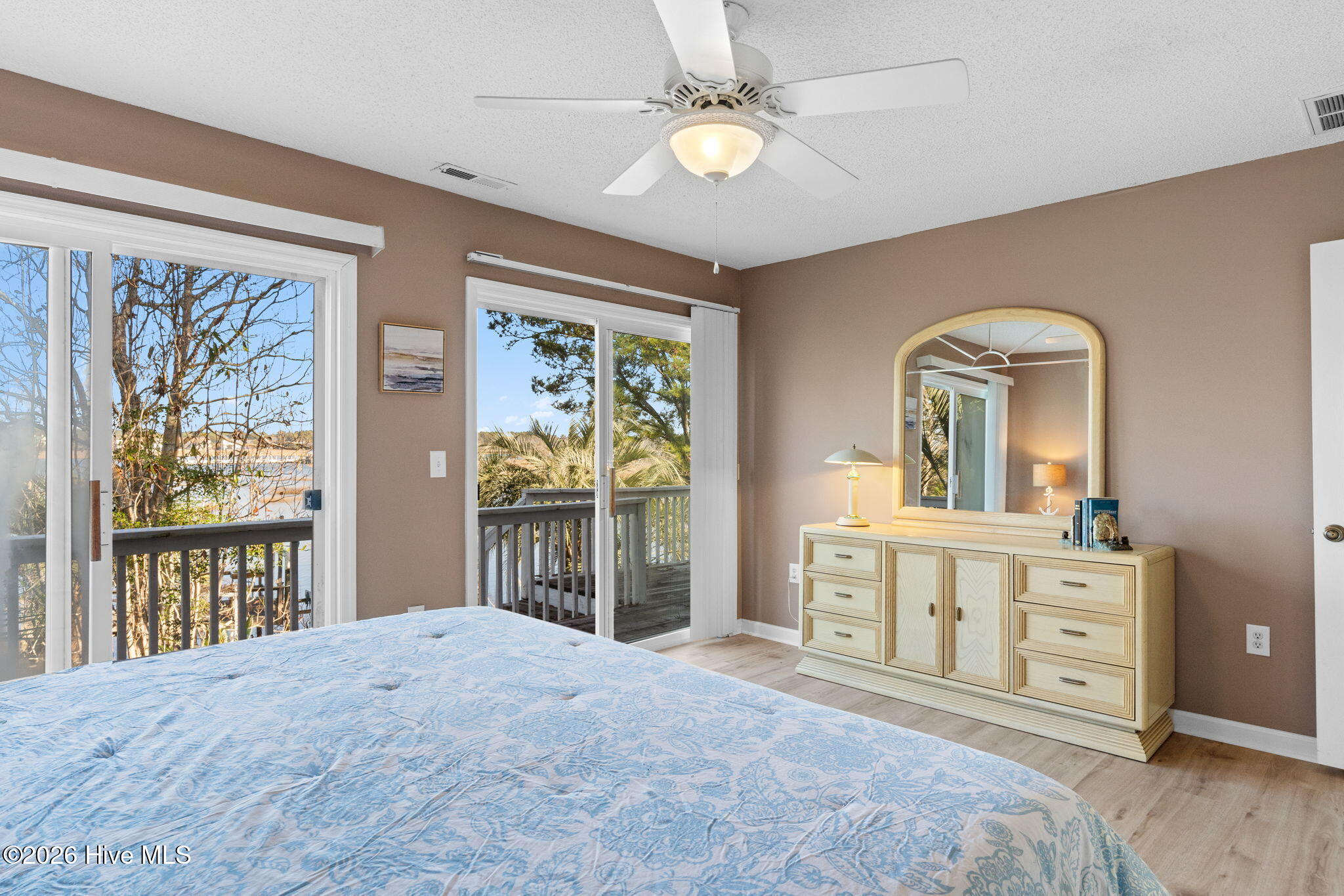 100548074 | Photo 22