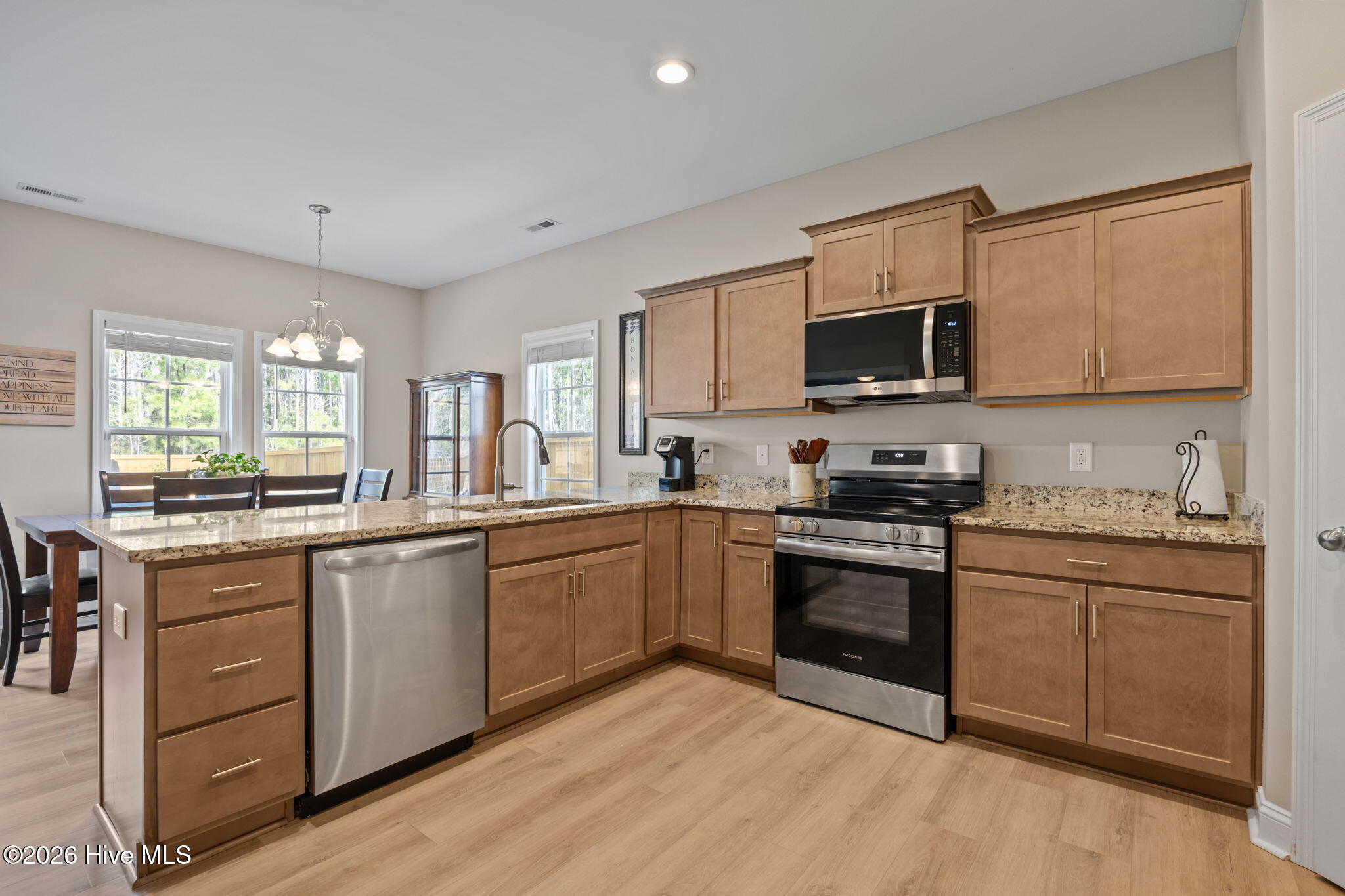 100561827 | Photo 22