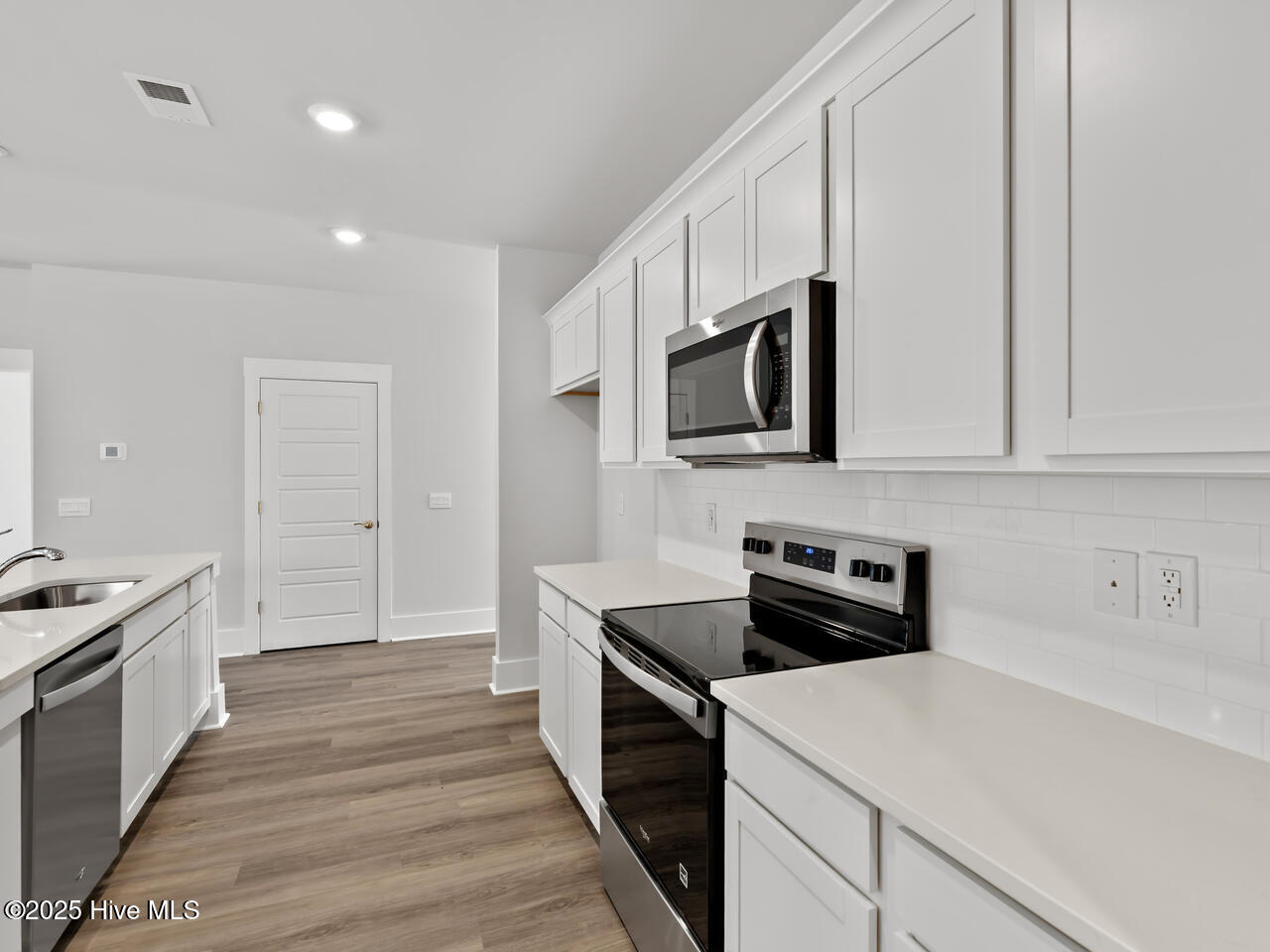 100518802 | Photo 11