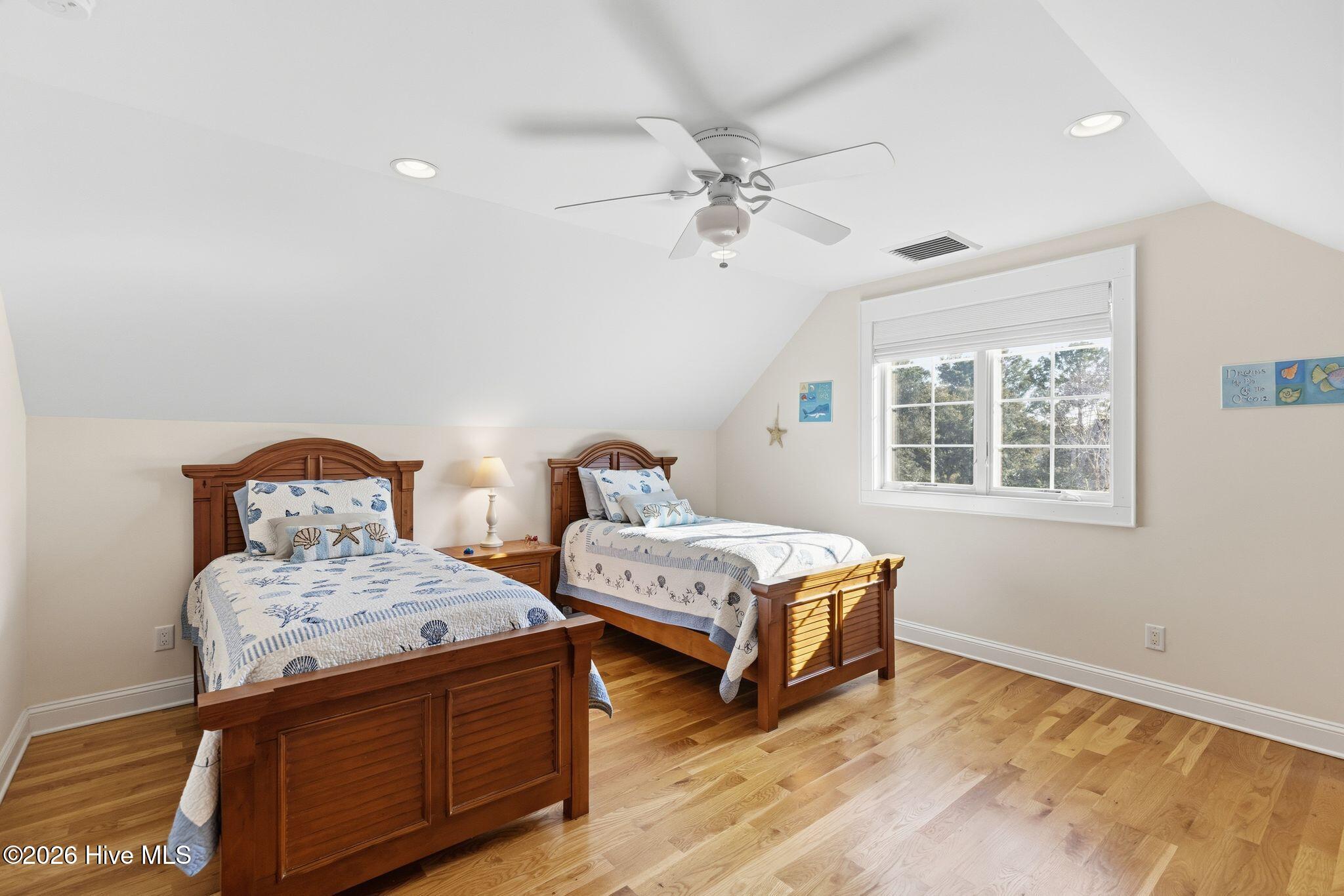 100553774 | Photo 61