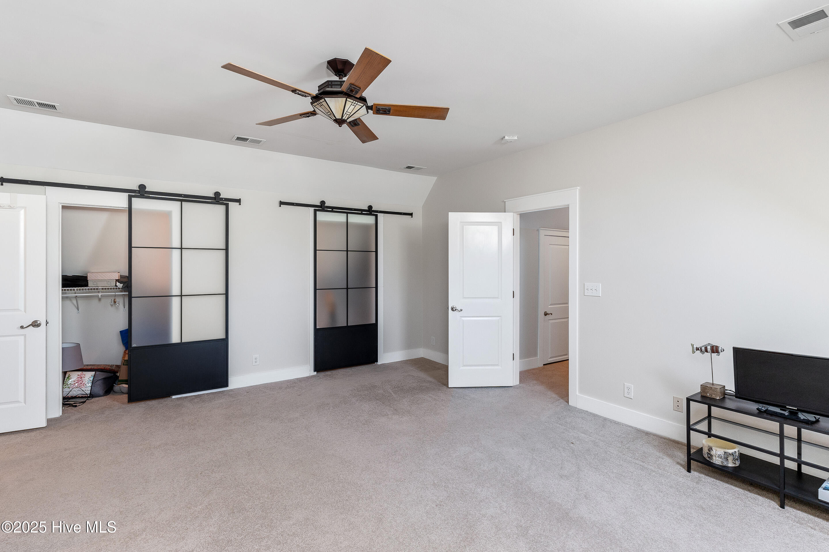 100505939 | Photo 46