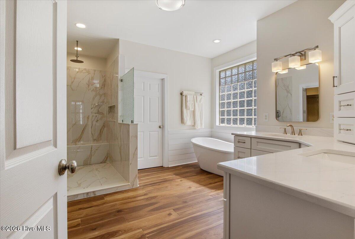 100567087 | Photo 41