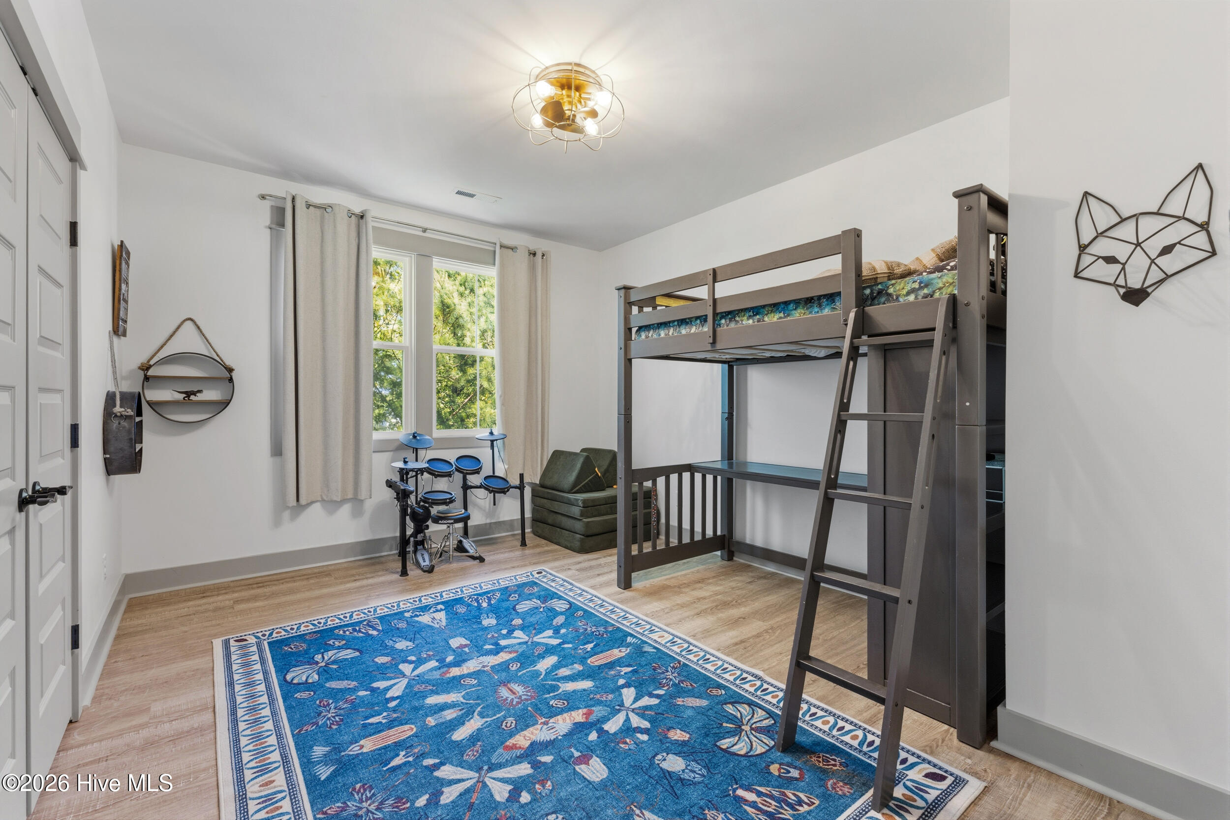 100570688 | Photo 40