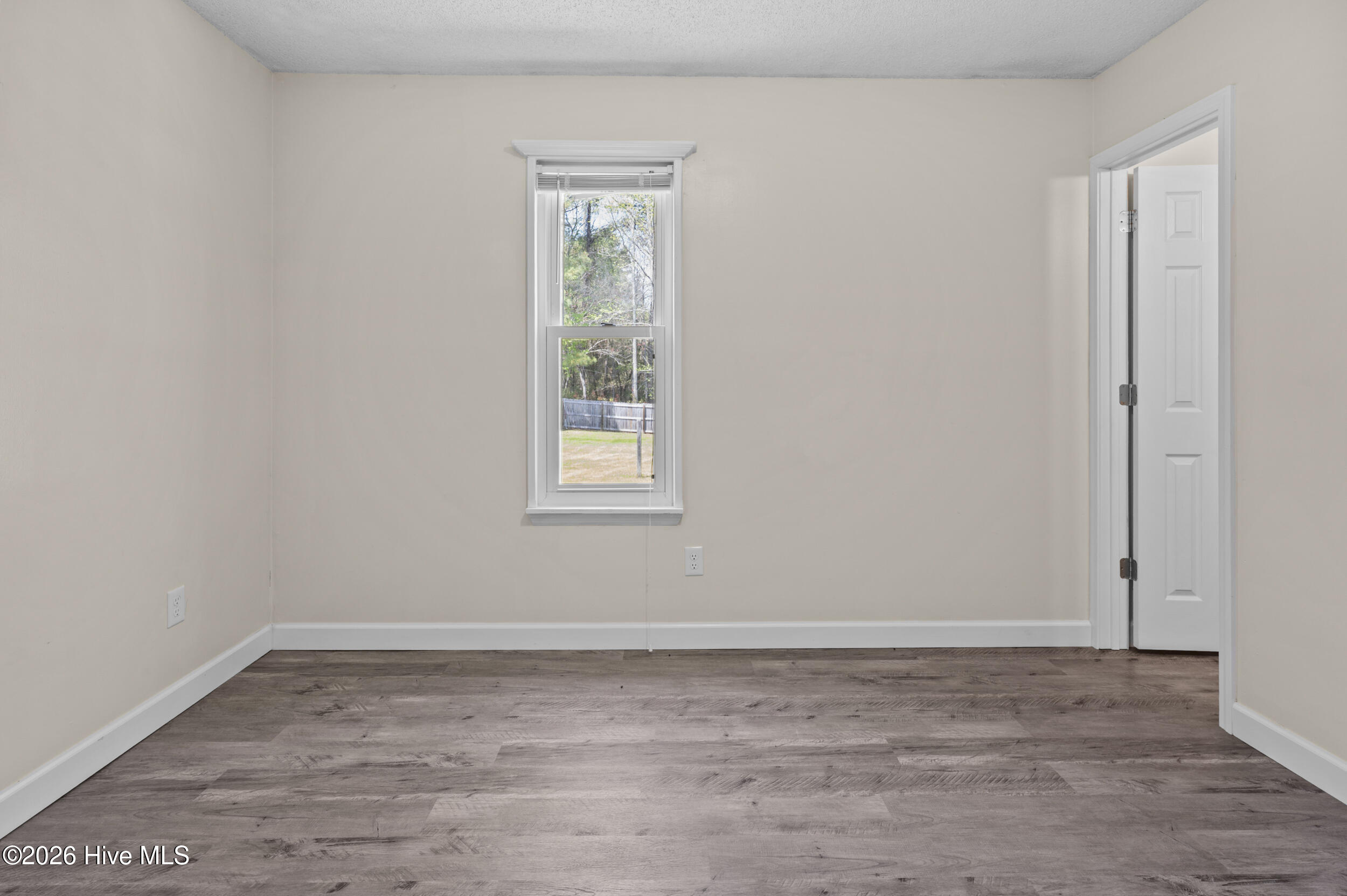 100564670 | Photo 24