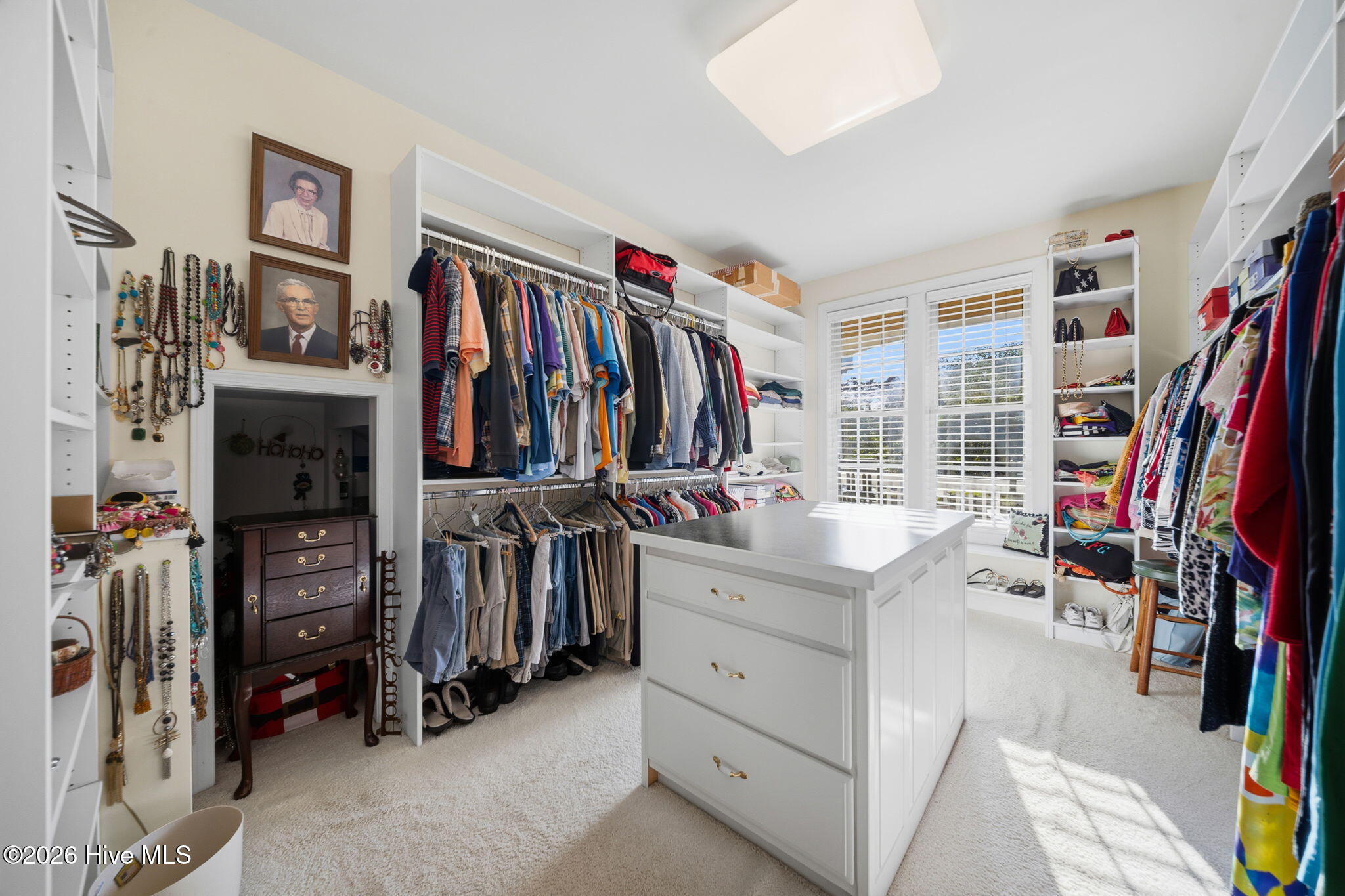 100570394 | Photo 51