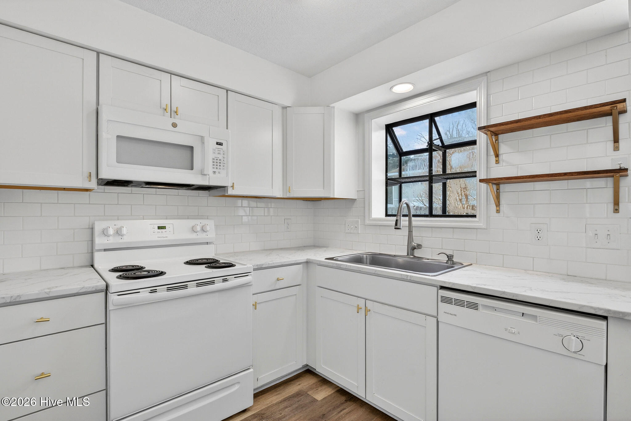 100550883 | Photo 15