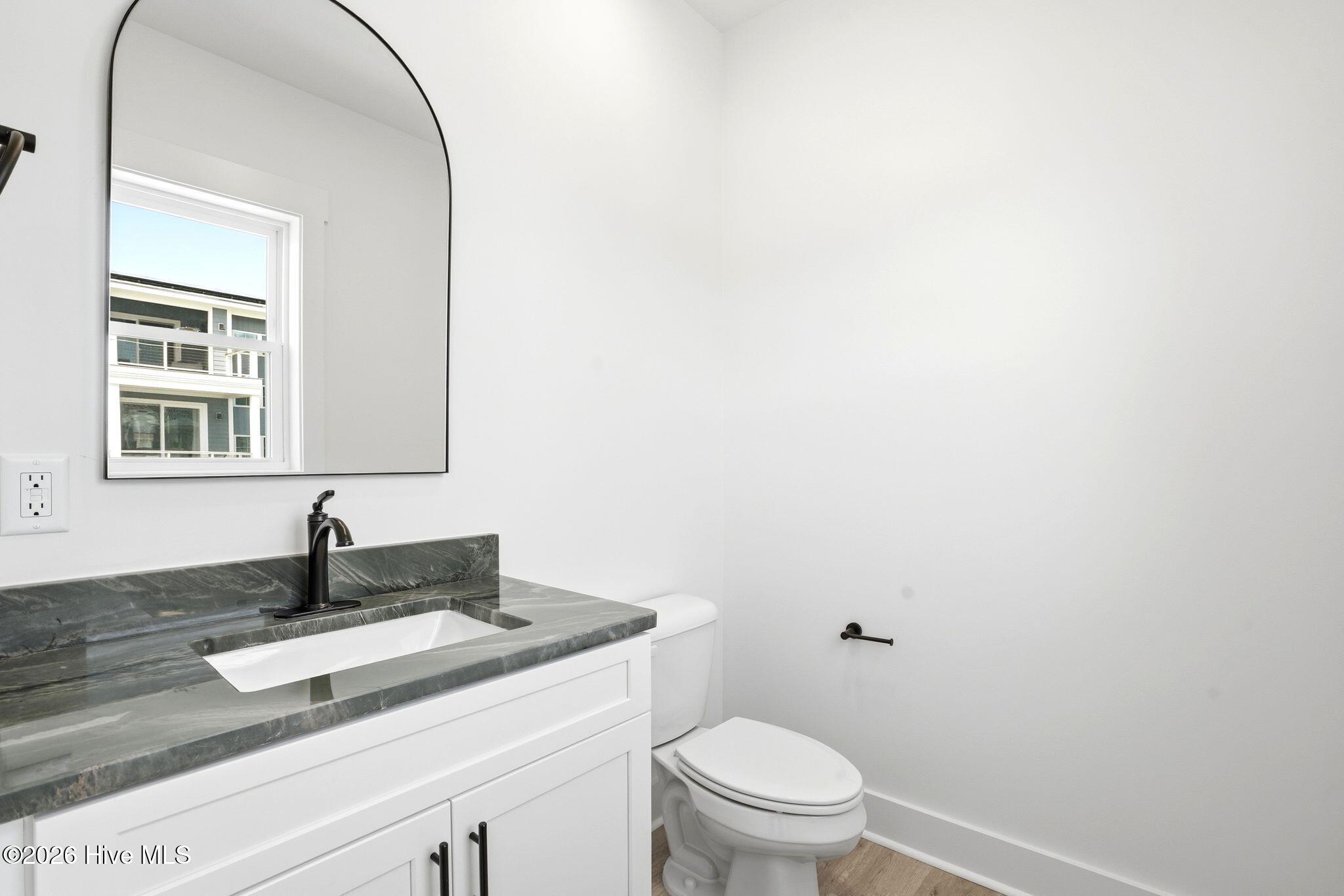 100561284 | Photo 38