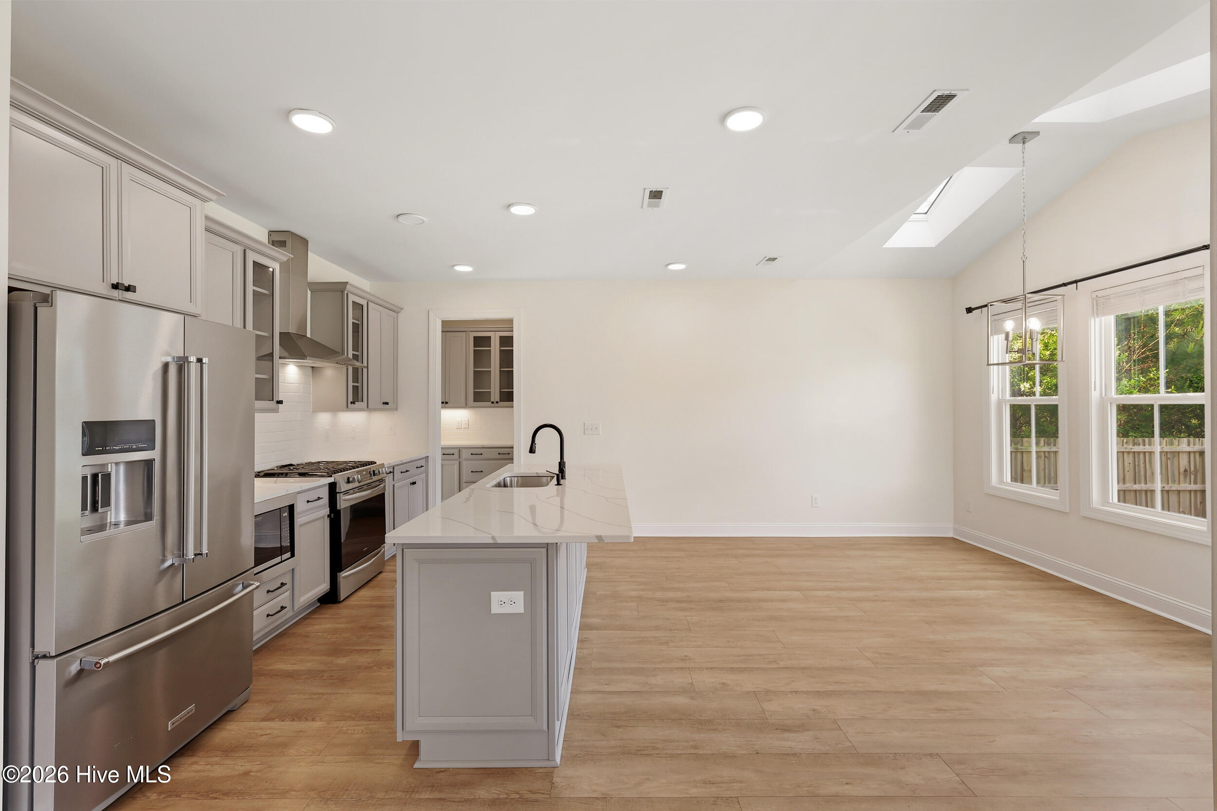 100570629 | Photo 21