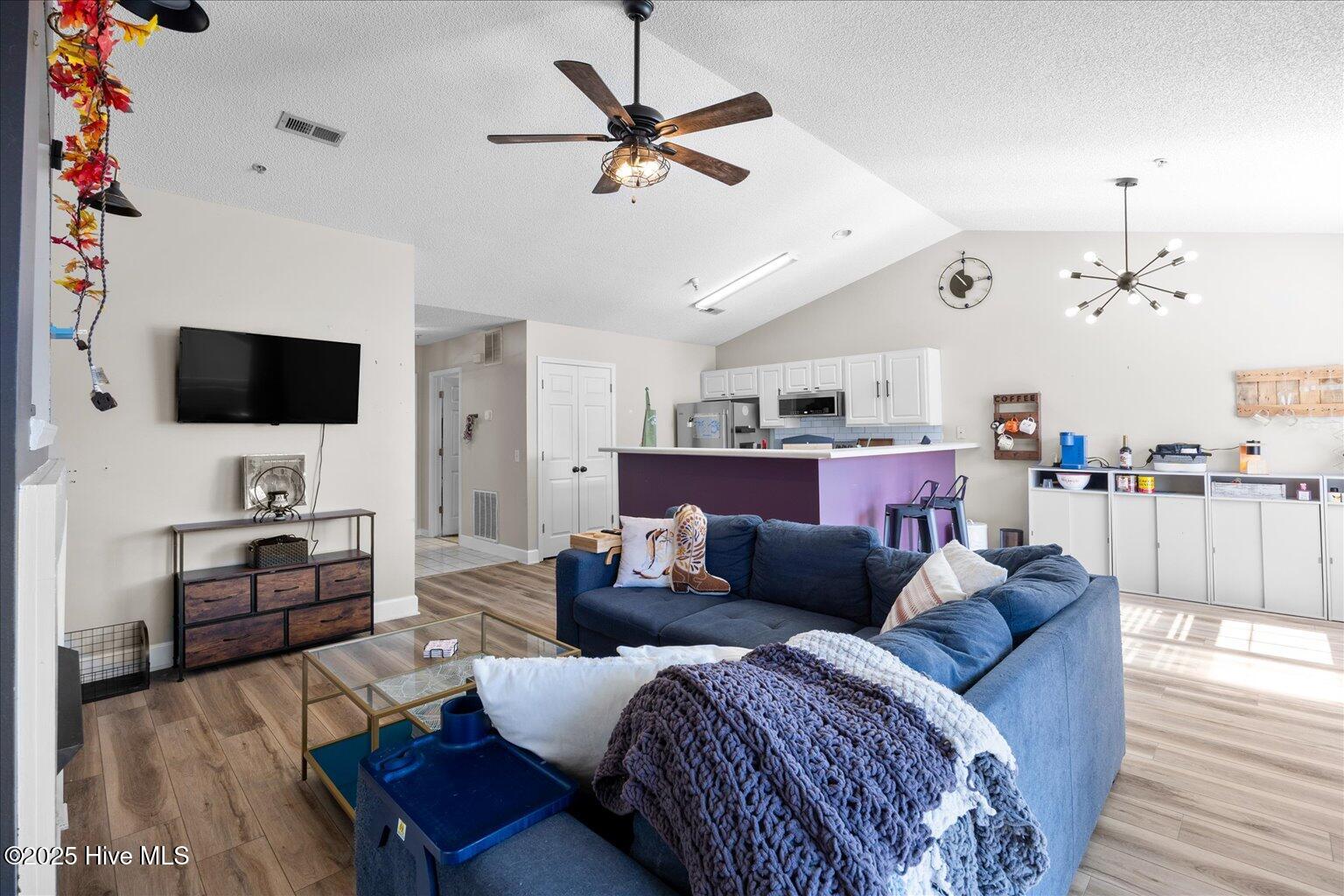 100536897 | Photo 19