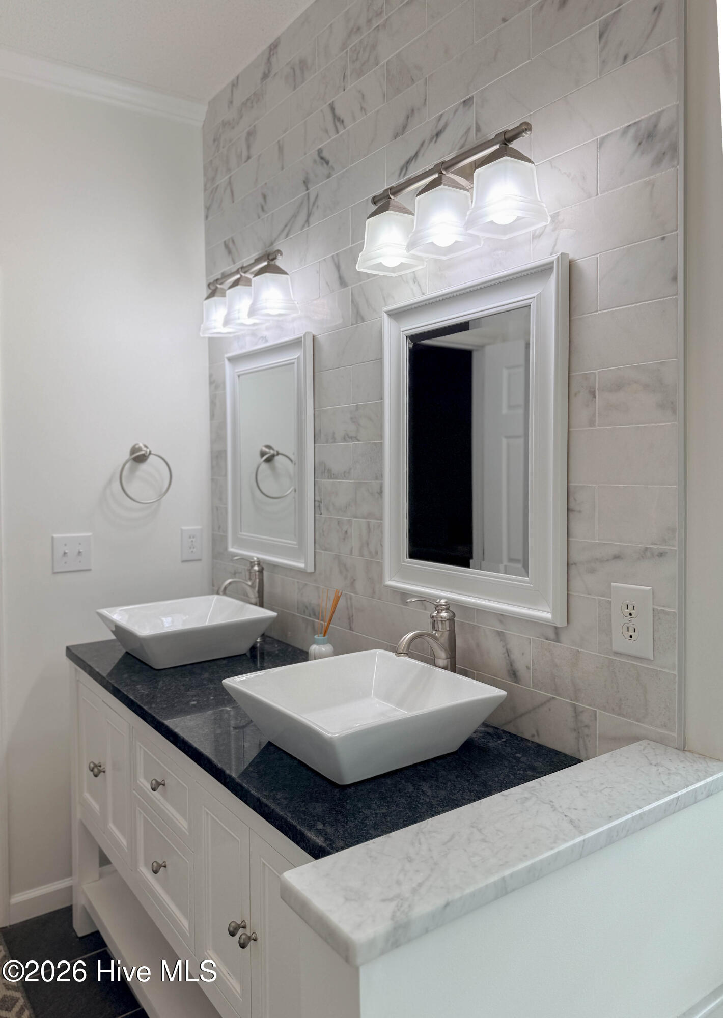 100549521 | Photo 49