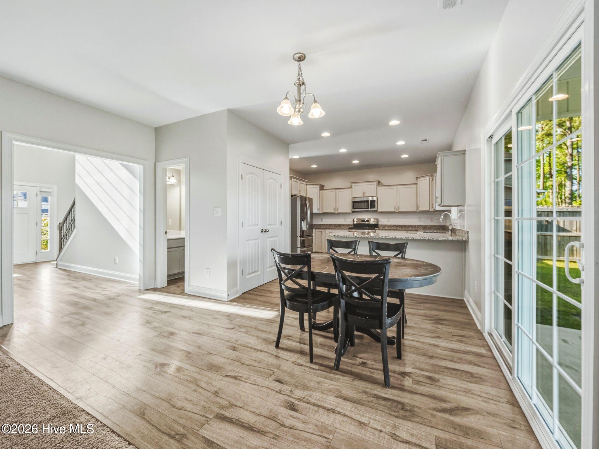 100570227 | Photo 13