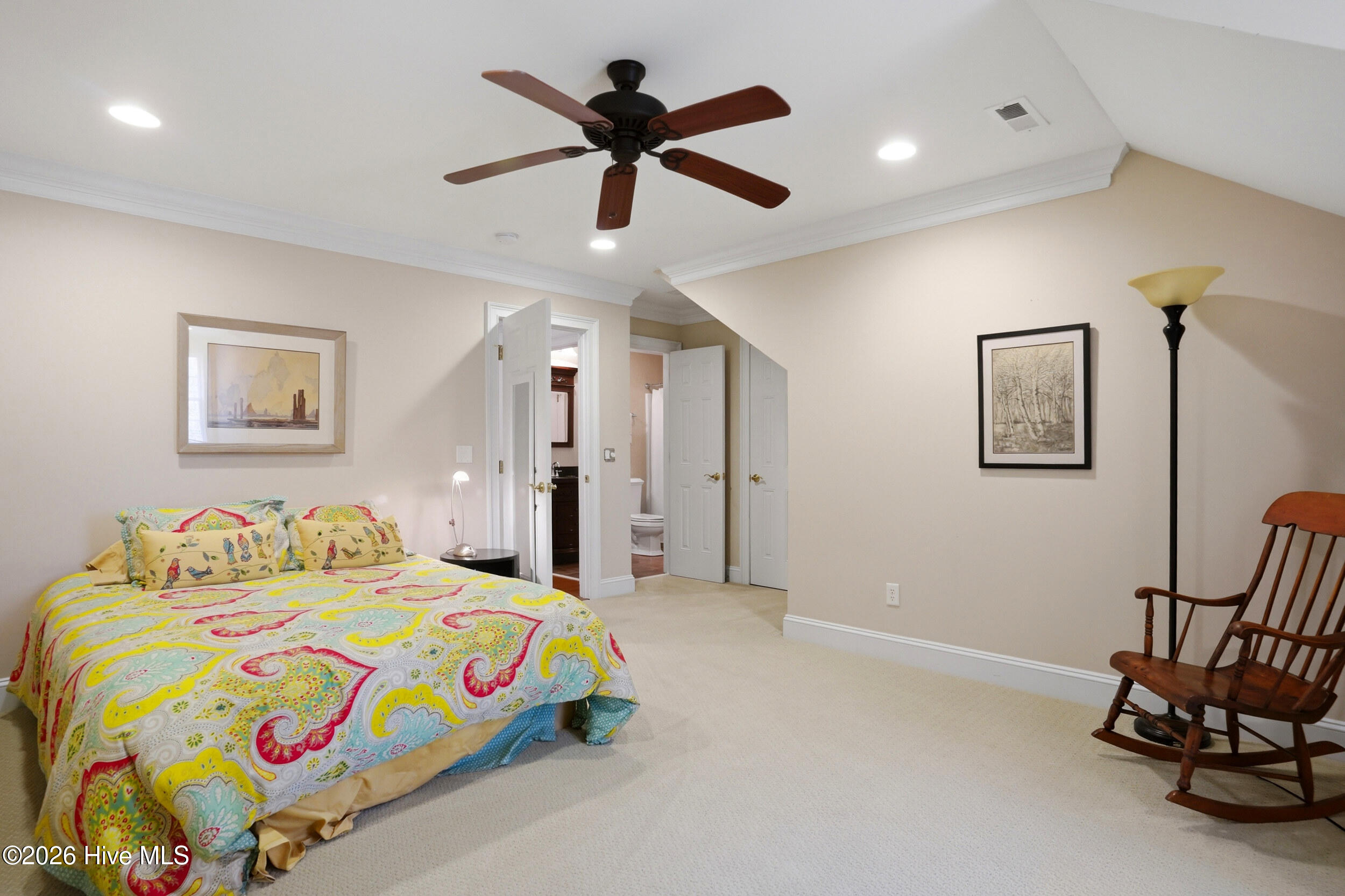 100563171 | Photo 28